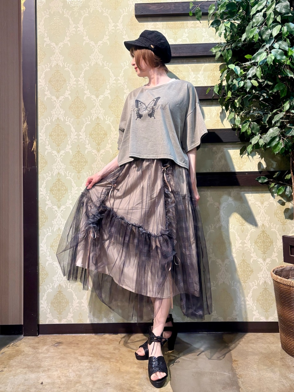 「サンダル、ショルダーバッグ、デートコーデ、ロングスカート、キャップ、きれいめカジュアル、レイヤードスタイル、シアートップス、夏コーデ、axes femme、おでかけコーデ、大人ファッション、カジュアルスタイル、オトナカジュアル、大人可愛い」｜「axes femmeの総レースキャスケット（キャスケット、ブラック系）」を使った、ハナミズキさん（レディース・158cm）の夏コーディネートの4枚目の写真
