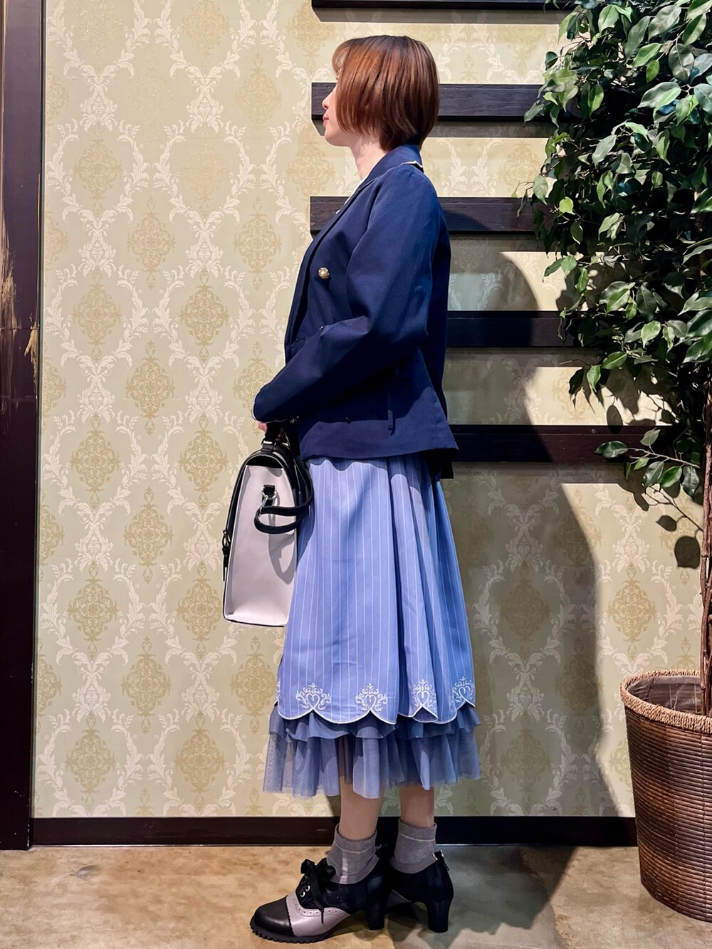 「ジャケット、春コーデ、春めき満開コーデ、axes femme、大人可愛い、大人かわいい、ワンピース、レイヤードスタイル、きれいめカジュアル」｜「axes femmeのスカラップ刺繍ダブルジャケット（テーラードジャケット、ブルー系）」を使った、ハナミズキさん（レディース・158cm）の春コーディネートの2枚目の写真