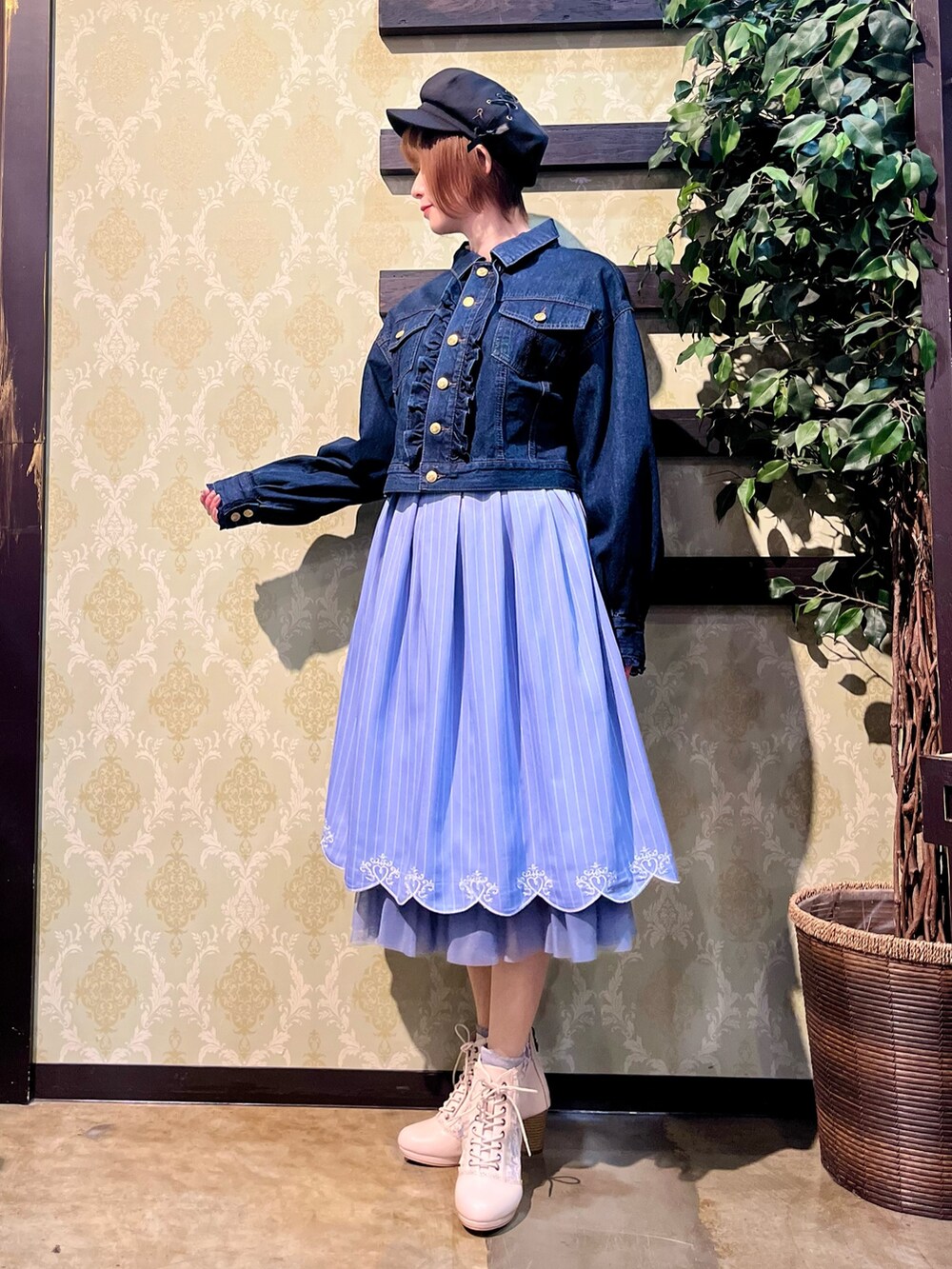 「ジャケット、春コーデ、春めき満開コーデ、axes femme、オトナカジュアル、おでかけコーデ、春服コーデ、お花見コーデ、デニム、デニムジャケット、ワンピース、ワンピース×デニム、レイヤードスタイル」｜「axes femmeのチュールレースアップブーツ（ブーツ、ホワイト系）」を使った、ハナミズキさん（レディース・158cm）の春コーディネートの5枚目の写真