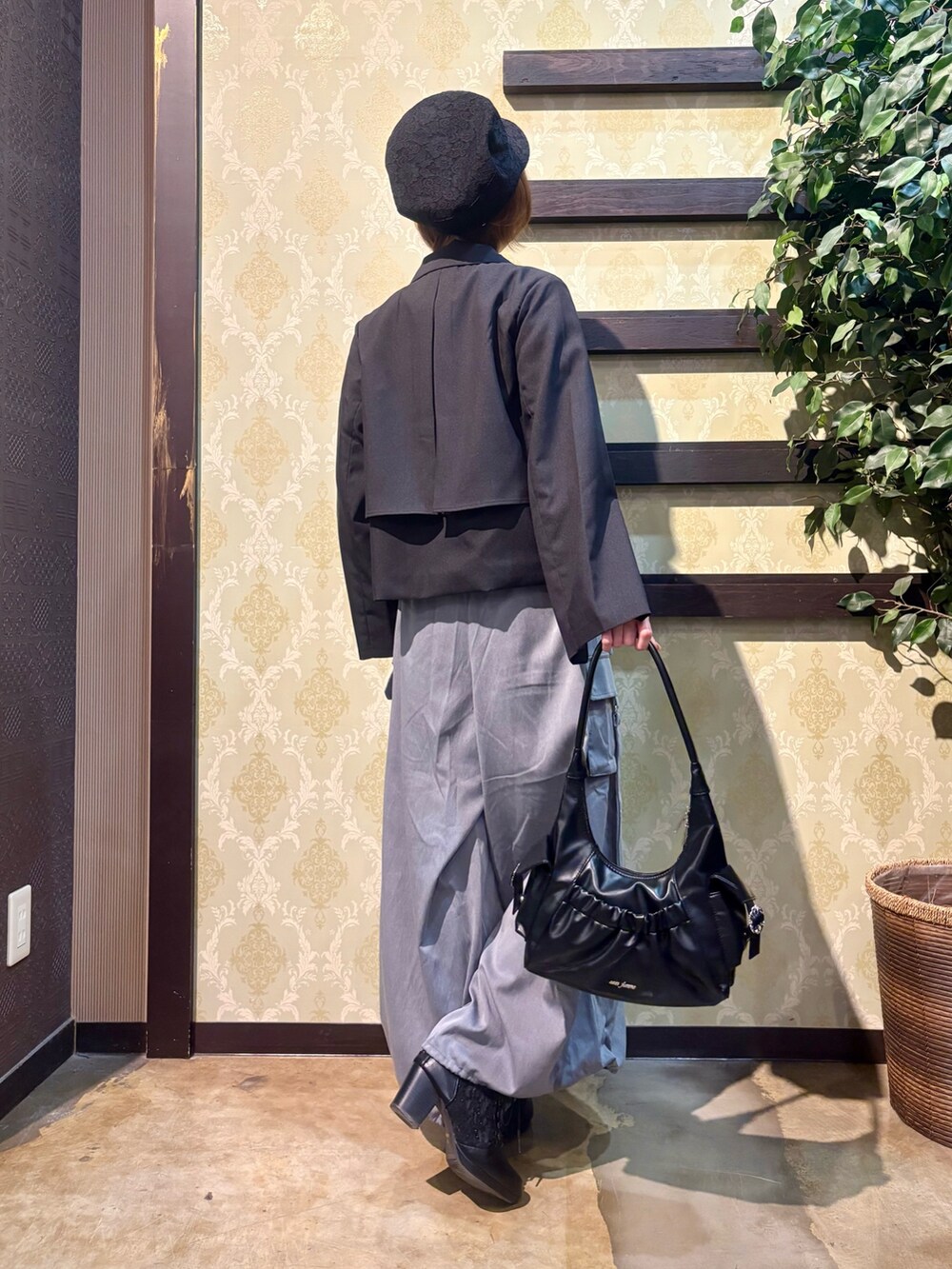 「ショルダーバッグ、大人カジュアル、最近のいい感じコーデ、モノトーン、春夏コーデ、キャップ、シンプルコーデ、レイヤードスタイル、韓国ファッション、きれいめカジュアル、休日スタイル、axes femme、パンツスタイル、おでかけコーデ、オトナ女子」｜「axes femmeの総レースキャスケット（キャスケット、ブラック系）」を使った、ハナミズキさん（レディース・158cm）の春コーディネートの3枚目の写真