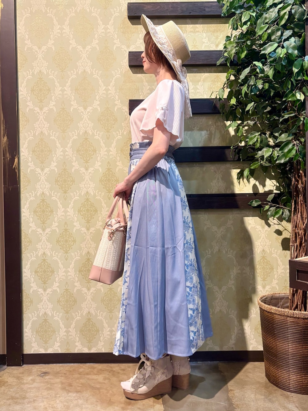「最近のいい感じコーデ、大人カジュアル、春夏コーデ、淡色コーデ、シンプルコーデ、きれいめカジュアル、休日スタイル、お出かけコーデ、axes femme、大人カジュアルコーデ、おでかけコーデ、スカートコーデ、GWお出かけコーデ、大人可愛い、モードカジュアル」｜「axes femmeのリボン×スカラップ刺繍プルオーバー（Tシャツ/カットソー、ピンク系）」を使った、ハナミズキさん（レディース・158cm）の春コーディネートの2枚目の写真