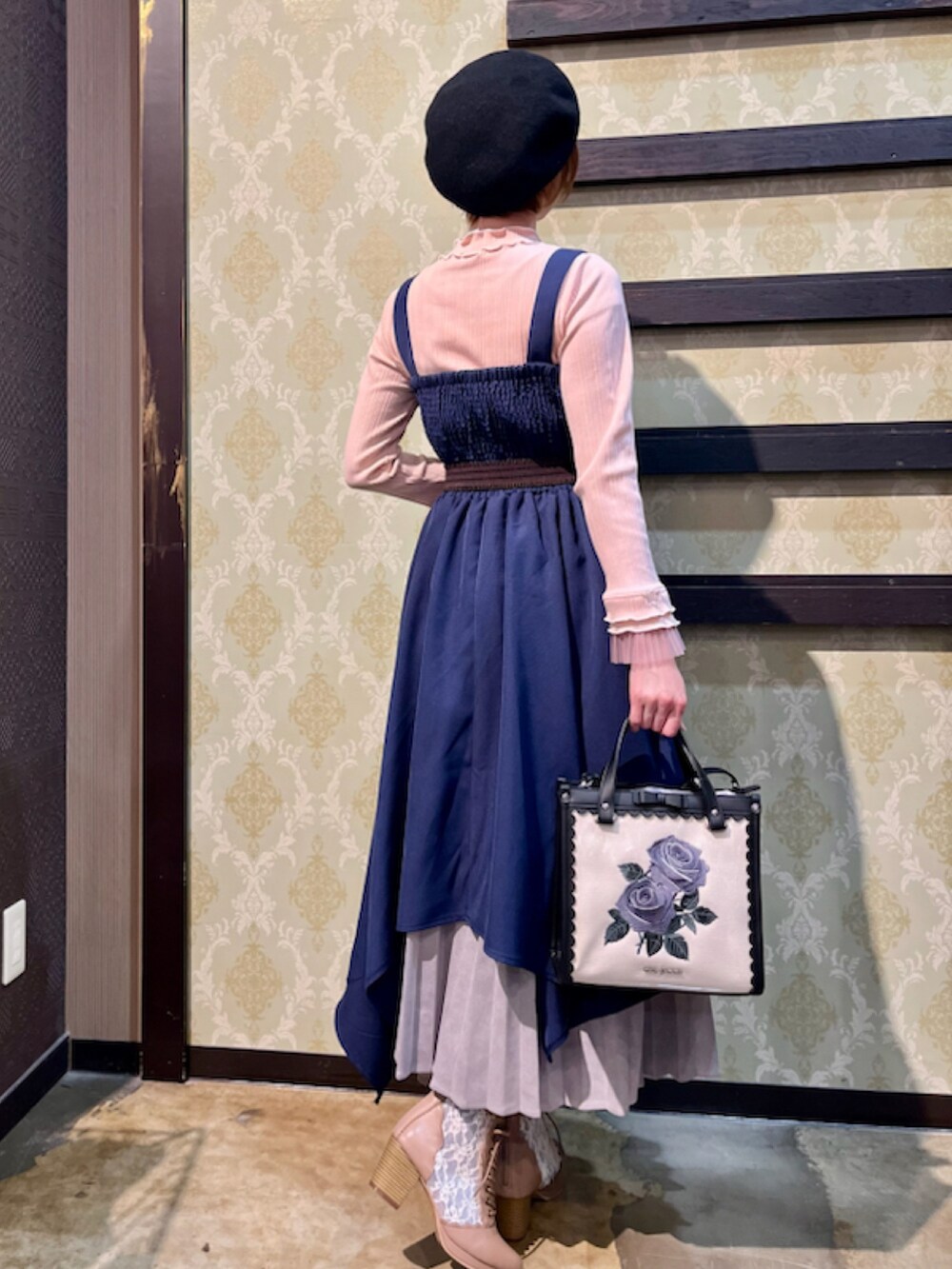「ショルダーバッグ、休日スタイル、デートコーデ、カーディガン、お出かけコーデ、大人カジュアル、axes femme、着回しコーデ、キレイめコーデ、大人ファッション、オトナカジュアル、キレイめ、カーディガンコーデ、春」｜「axes femmeのローズ刺繍ベレー（ハンチング/ベレー帽、ブラック系）」を使った、ハナミズキさん（レディース・158cm）の春コーディネートの6枚目の写真