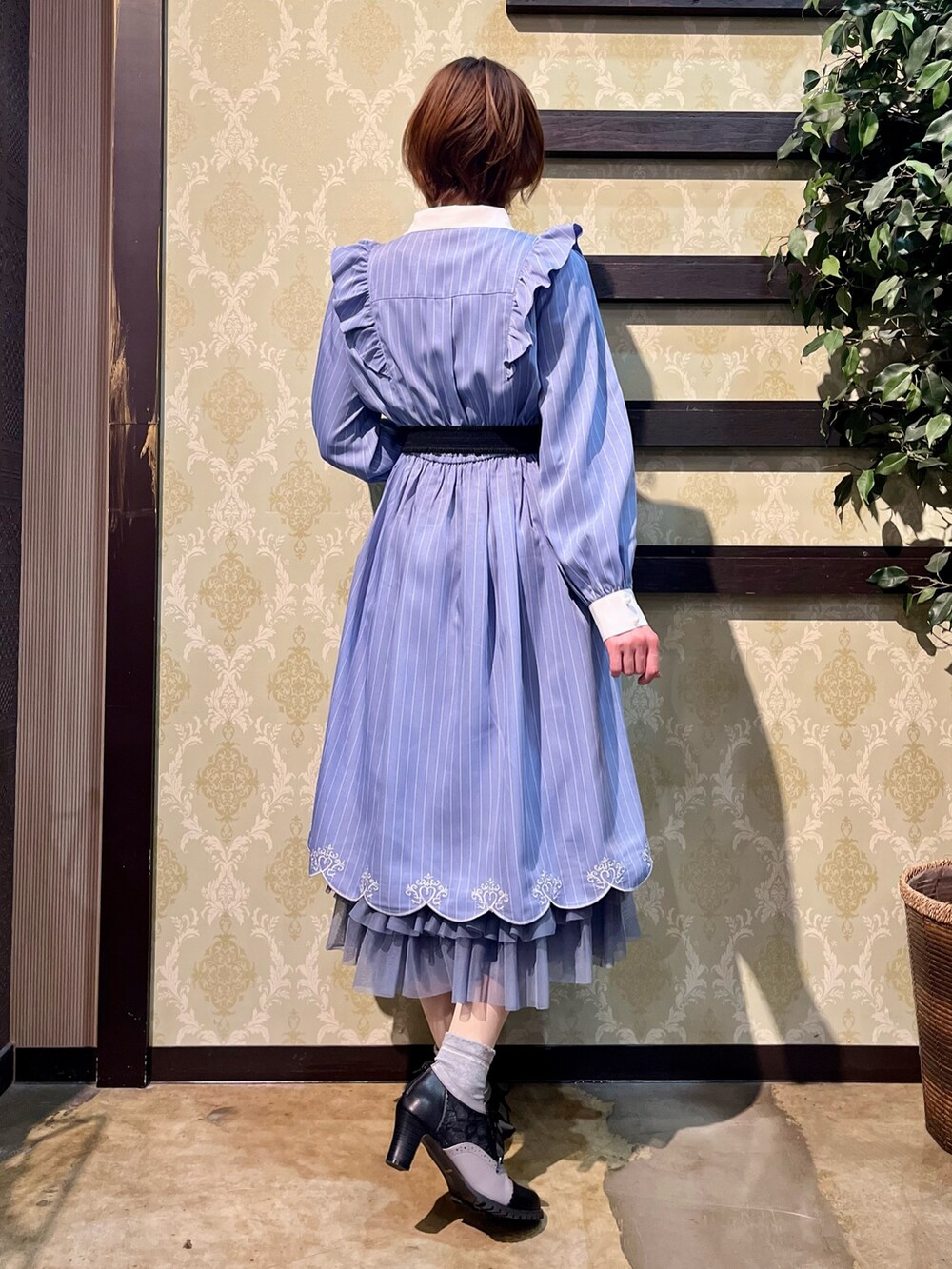 「ジャケット、春コーデ、春めき満開コーデ、axes femme、大人可愛い、大人かわいい、ワンピース、レイヤードスタイル、きれいめカジュアル」｜「axes femmeのスカラップ刺繍ダブルジャケット（テーラードジャケット、ブルー系）」を使った、ハナミズキさん（レディース・158cm）の春コーディネートの6枚目の写真