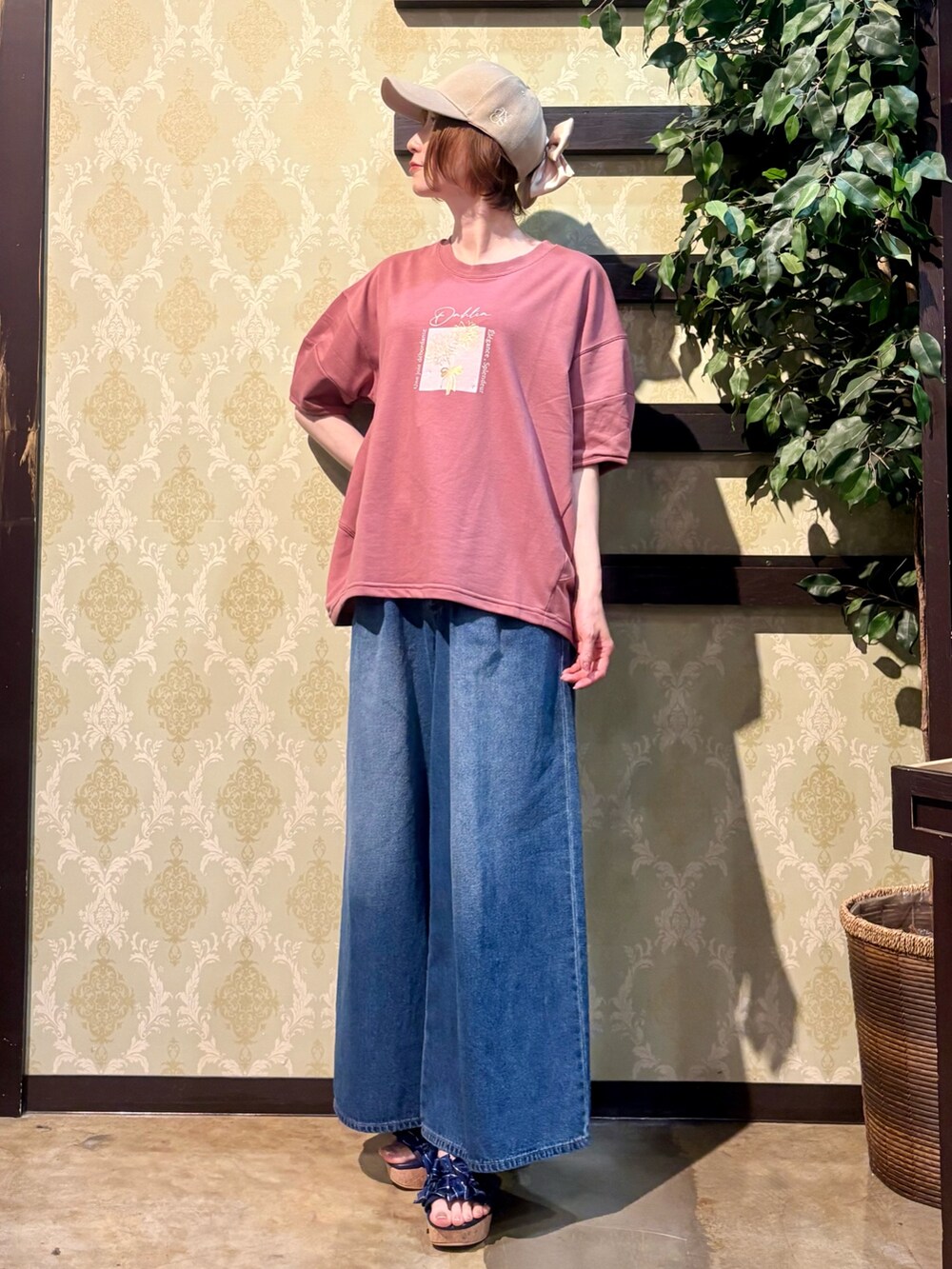 「ショルダーバッグ、ワイドパンツ、サンダル、やっぱり帽子が好き、きれいめカジュアル、休日スタイル、デニム、お出かけコーデ、リボン、デートコーデ、スポーツミックス、キャップ、axes femme、カタログ掲載アイテム_axes femme、大人カジュアルコーデ」｜「axes femmeのロゴ刺繍バックリボンキャップ（キャップ、ベージュ系）」を使った、ハナミズキさん（レディース・158cm）の春コーディネートの10枚目の写真