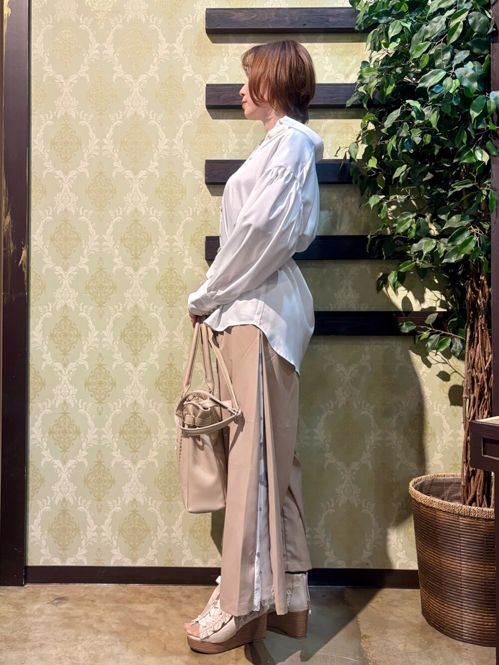「大人カジュアル、最近のいい感じコーデ、トートバッグ、春夏コーデ、シンプルコーデ、レイヤードスタイル、きれいめカジュアル、axes femme、シンプルスタイル、大人かわいい、シンプル・ベーシック、レース、レイヤード、シャツコーデ」｜「axes femmeのローズバックル細ベルト（ベルト、ホワイト系）」を使った、ハナミズキさん（レディース・158cm）の春コーディネートの2枚目の写真