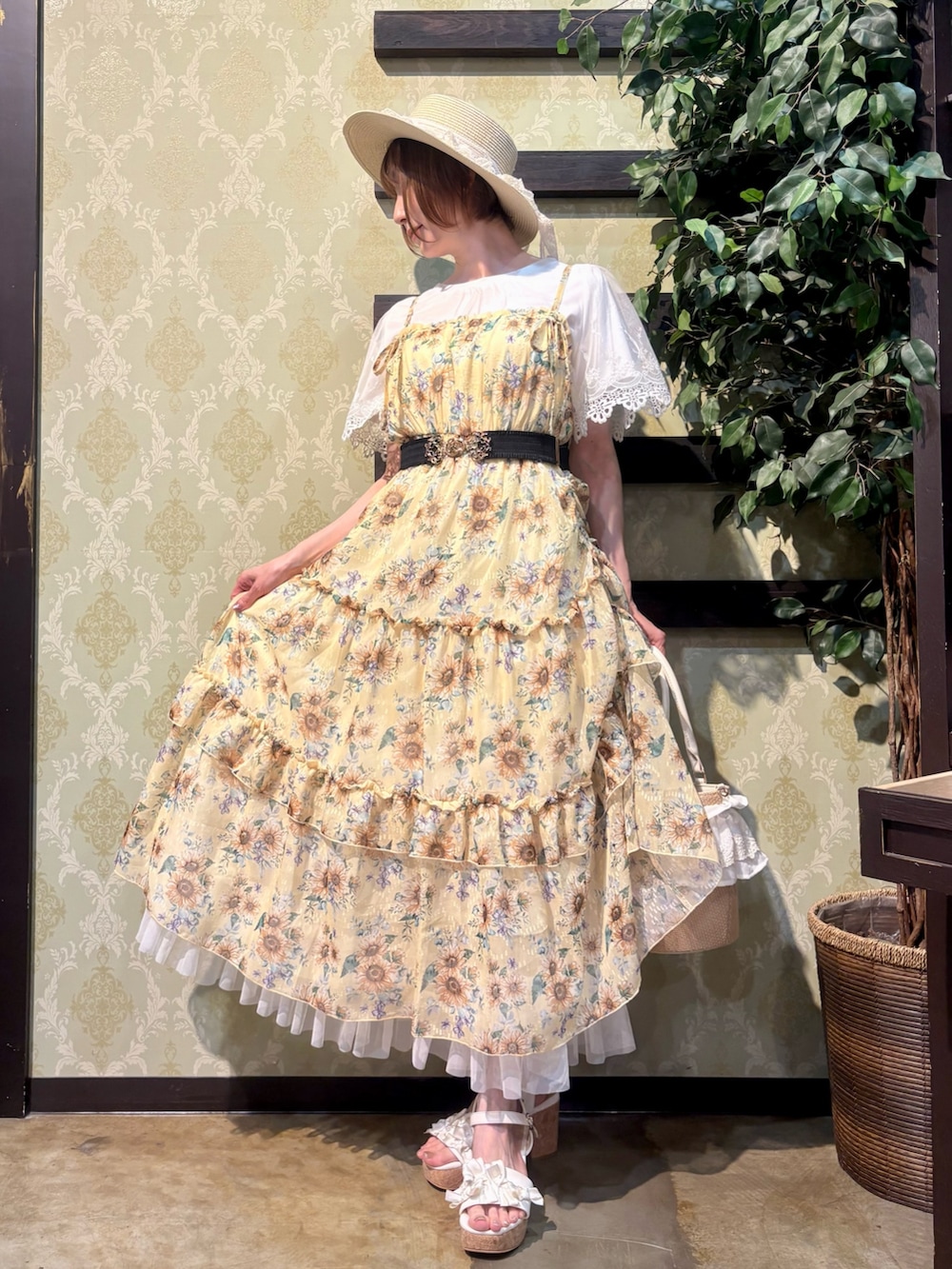 「サンダル、やっぱり帽子が好き、ショルダーバッグ、リボン、デートコーデ、ワンピース、ロングスカート、きれいめカジュアル、レイヤードスタイル、夏コーデ、axes femme、カタログ掲載アイテム_axes femme、大人かわいい、おしゃれさんと繋がりたい、フェミニンコーデ」｜「axes femmeのレースリボンフリルカンカン帽（ハット、ホワイト系）」を使った、ハナミズキさん（レディース・158cm）の夏コーディネートの2枚目の写真