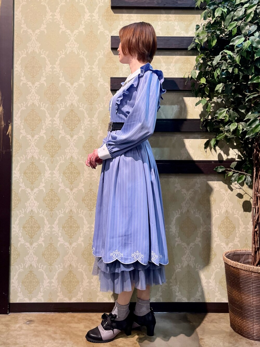 「ジャケット、春コーデ、春めき満開コーデ、axes femme、大人可愛い、大人かわいい、ワンピース、レイヤードスタイル、きれいめカジュアル」｜「axes femmeのスカラップ刺繍ダブルジャケット（テーラードジャケット、ブルー系）」を使った、ハナミズキさん（レディース・158cm）の春コーディネートの5枚目の写真