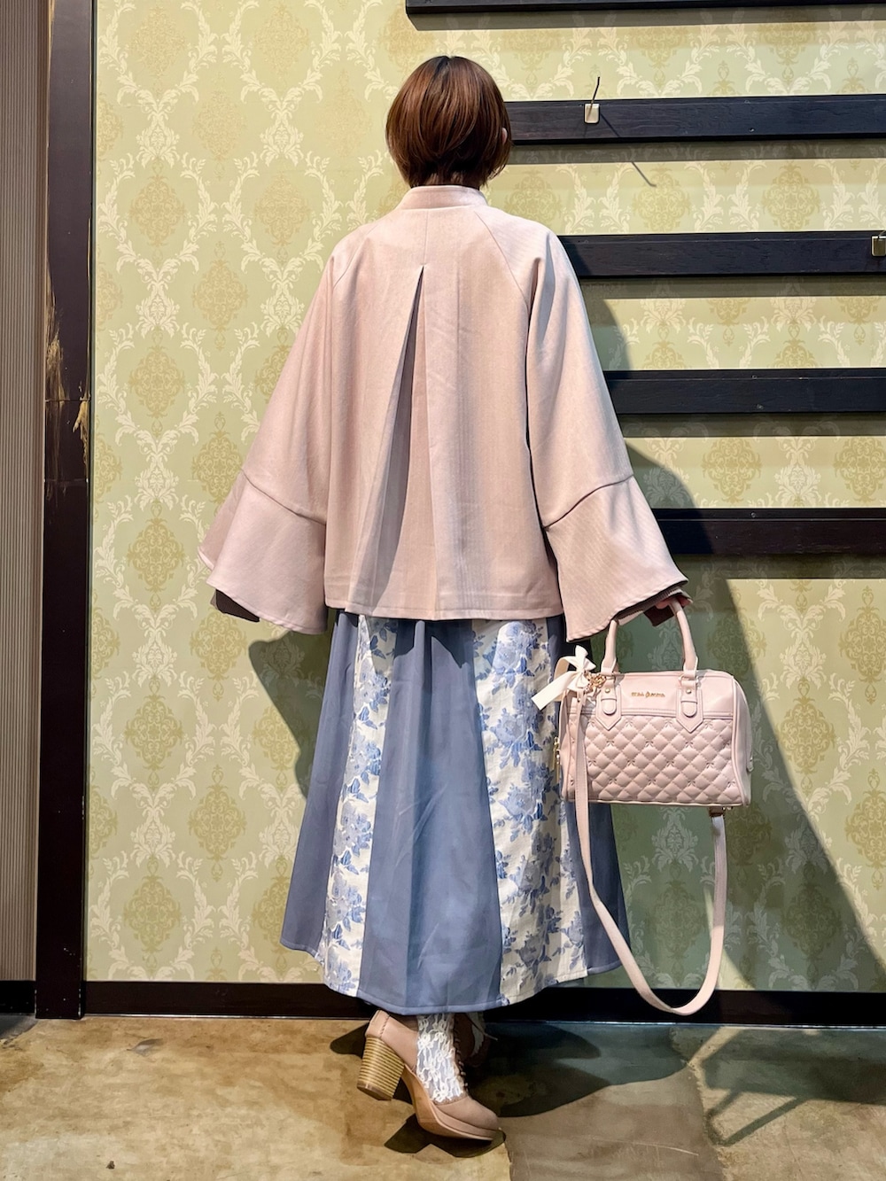 「春コーデ、春めき満開コーデ、axes femme、オトナカジュアル、大人かわいい、春服コーデ、お花見コーデ、おでかけコーデ、きれいめコーディネート、スプリングコート、大人可愛い、きれいめカジュアル、キレイめカジュアル、春アウター」｜「axes femmeのケープ風フレアスリーブコート（ダッフルコート、ブラウン系）」を使った、ハナミズキさん（レディース・158cm）の春コーディネートの7枚目の写真