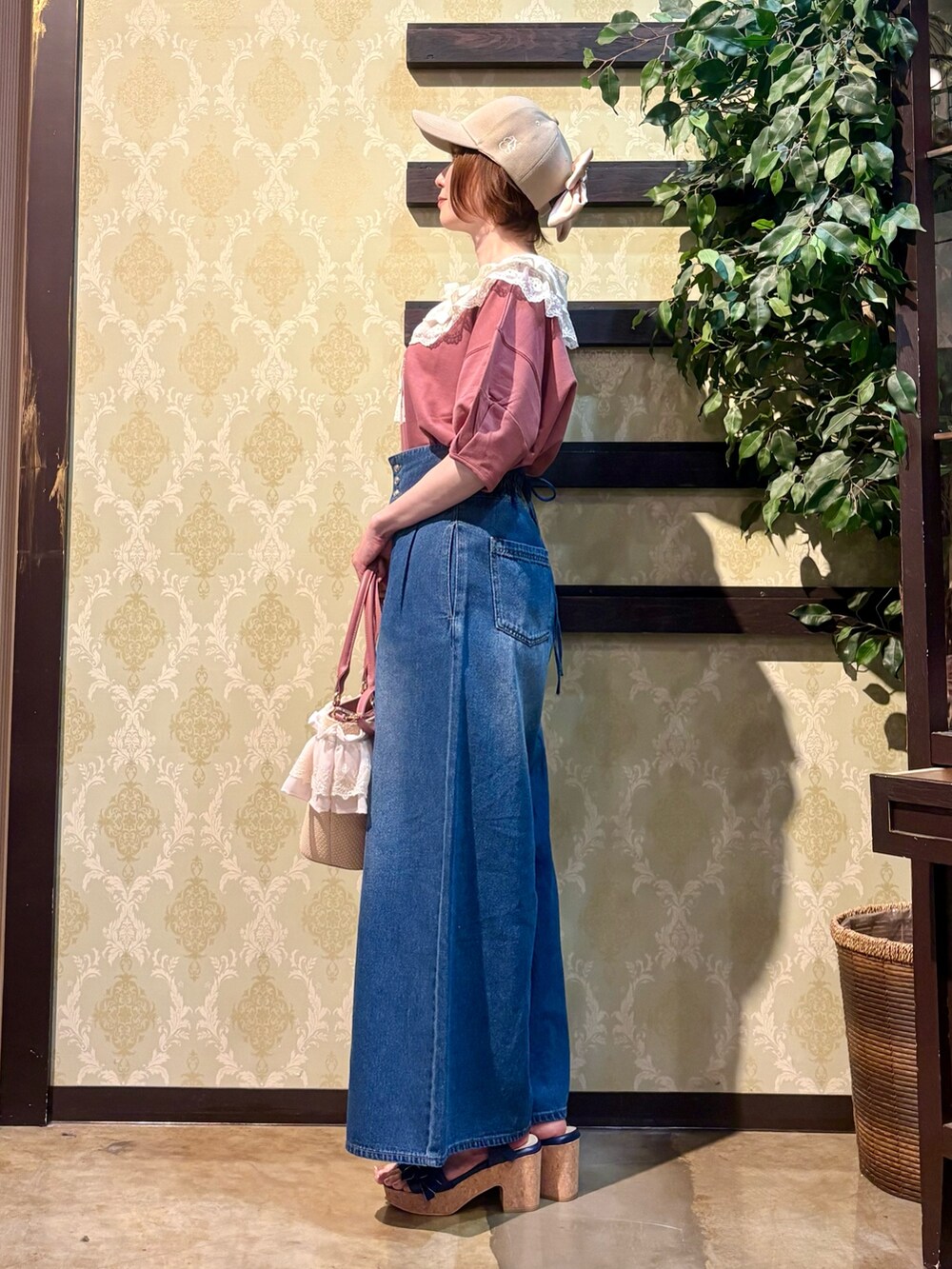 「ショルダーバッグ、ワイドパンツ、サンダル、やっぱり帽子が好き、きれいめカジュアル、休日スタイル、デニム、お出かけコーデ、リボン、デートコーデ、スポーツミックス、キャップ、axes femme、カタログ掲載アイテム_axes femme、大人カジュアルコーデ」｜「axes femmeのロゴ刺繍バックリボンキャップ（キャップ、ベージュ系）」を使った、ハナミズキさん（レディース・158cm）の春コーディネートの2枚目の写真