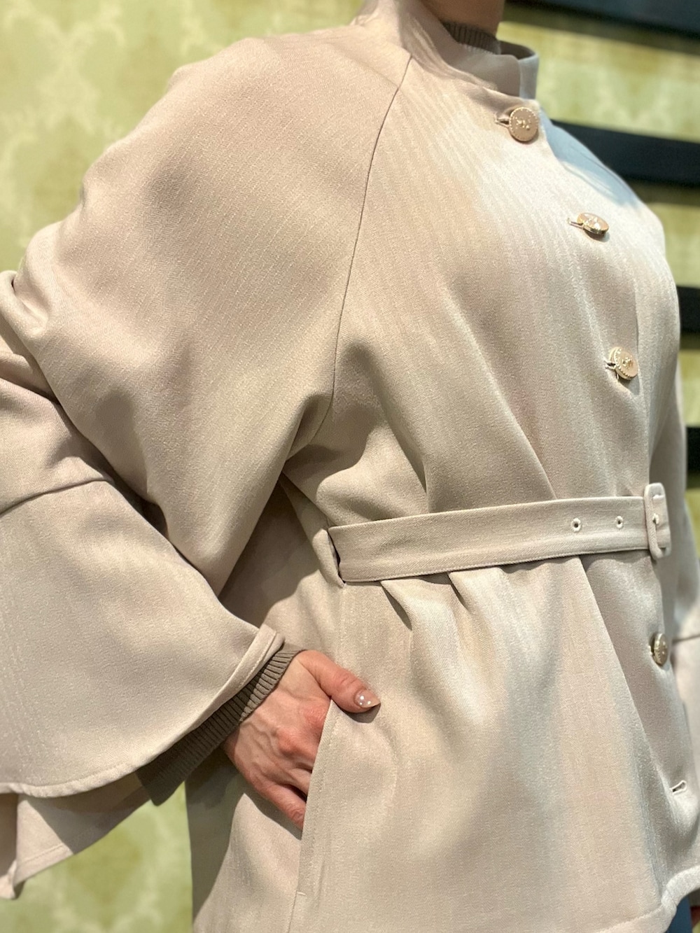 「春コーデ、春めき満開コーデ、axes femme、オトナカジュアル、大人かわいい、春服コーデ、お花見コーデ、おでかけコーデ、きれいめコーディネート、スプリングコート、大人可愛い、きれいめカジュアル、キレイめカジュアル、春アウター」｜「axes femmeのケープ風フレアスリーブコート（ダッフルコート、ブラウン系）」を使った、ハナミズキさん（レディース・158cm）の春コーディネートの8枚目の写真