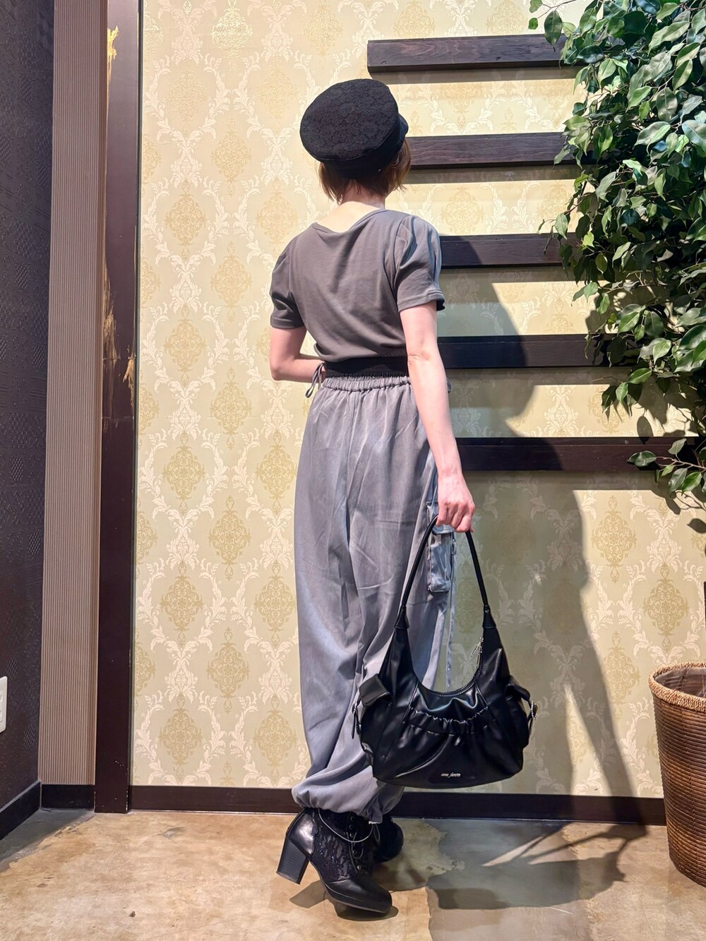 「ショルダーバッグ、大人カジュアル、最近のいい感じコーデ、モノトーン、春夏コーデ、キャップ、シンプルコーデ、レイヤードスタイル、韓国ファッション、きれいめカジュアル、休日スタイル、axes femme、パンツスタイル、おでかけコーデ、オトナ女子」｜「axes femmeの総レースキャスケット（キャスケット、ブラック系）」を使った、ハナミズキさん（レディース・158cm）の春コーディネートの7枚目の写真