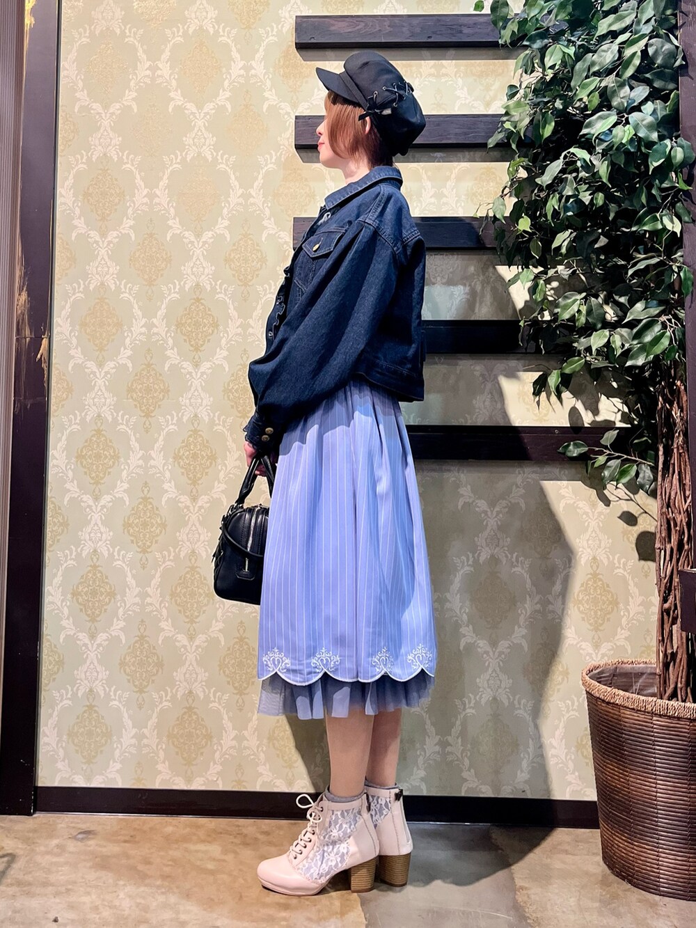 「ジャケット、春コーデ、春めき満開コーデ、axes femme、オトナカジュアル、おでかけコーデ、春服コーデ、お花見コーデ、デニム、デニムジャケット、ワンピース、ワンピース×デニム、レイヤードスタイル」｜「axes femmeのチュールレースアップブーツ（ブーツ、ホワイト系）」を使った、ハナミズキさん（レディース・158cm）の春コーディネートの2枚目の写真