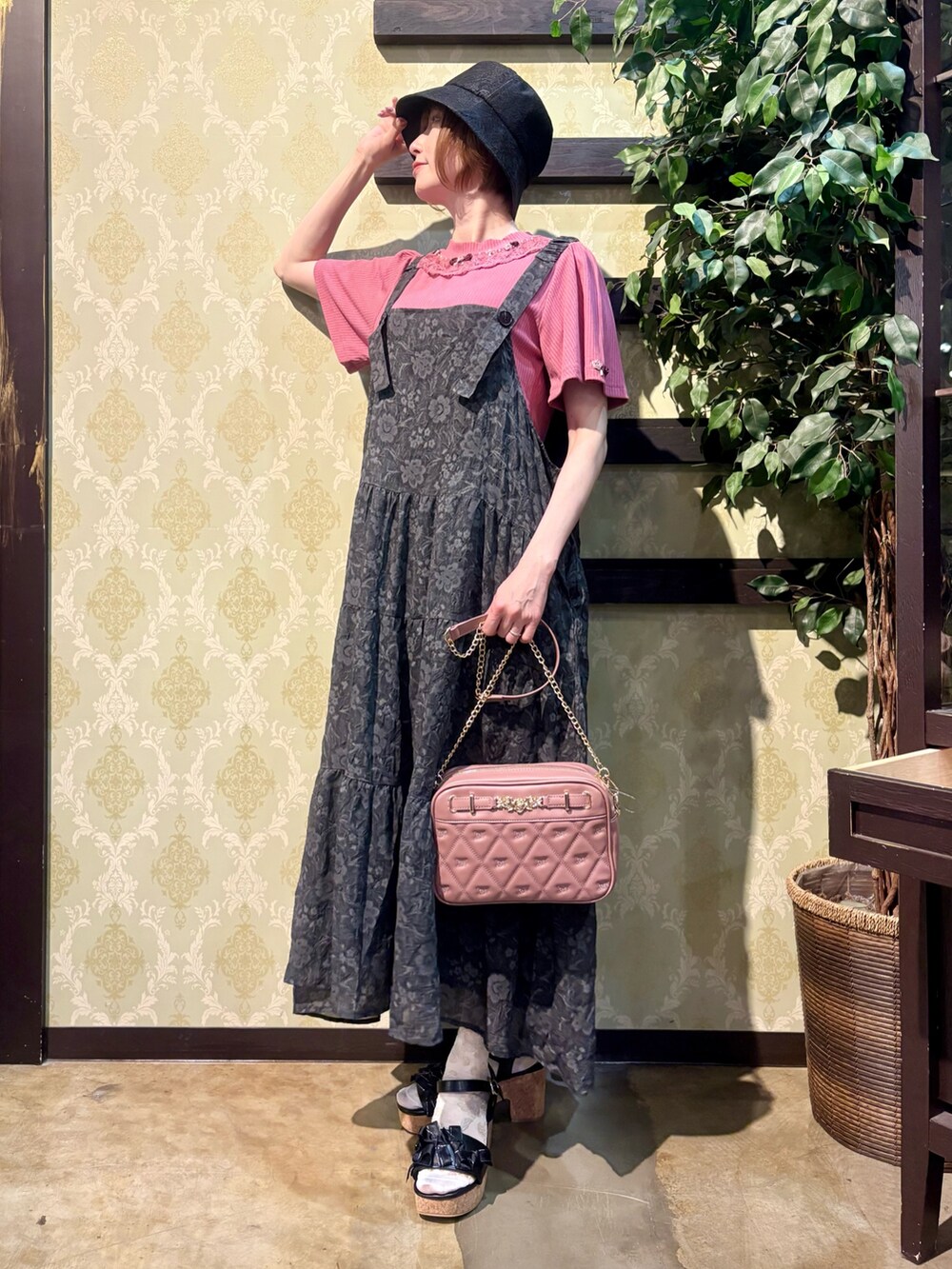 「サンダル、バケットハット、ピンクシャツ、ワンピース、ロングスカート、厚底サンダル、きれいめカジュアル、夏コーデ、ショルダーバッグ、axes femme、大人かわいい、シンプル、大人コーデ、楽チンコーデ、キレイめ」|「axes femmeの総レースUVバケハ(ハット、ブラック系)」を使った、ハナミズキさん(レディース・158cm)の夏コーディネートの8枚目の写真