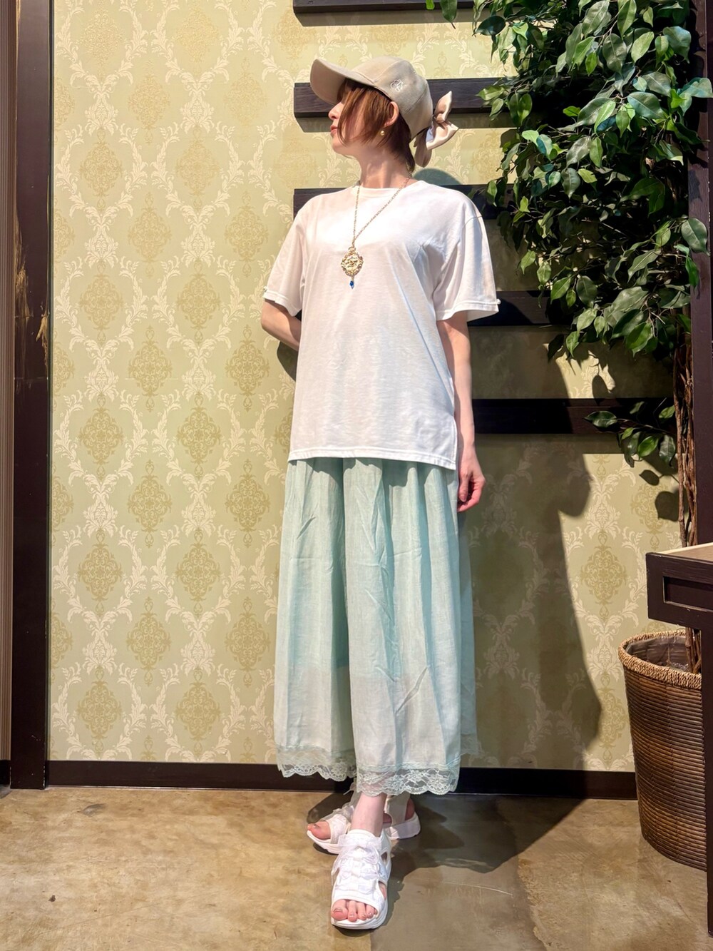 「スポーツミックス、サンダル、白Tシャツ、やっぱり帽子が好き、お出かけコーデ、ショルダーバッグ、リボン、デートコーデ、淡色コーデ、キャップ、きれいめカジュアル、レイヤードスタイル、axes femme、カタログ掲載アイテム_axes femme、キレイめカジュアル」|「axes femmeの裾レース楊柳ワイドパンツ(その他パンツ、グリーン系)」を使った、ハナミズキさん(レディース・158cm)の春コーディネートの8枚目の写真