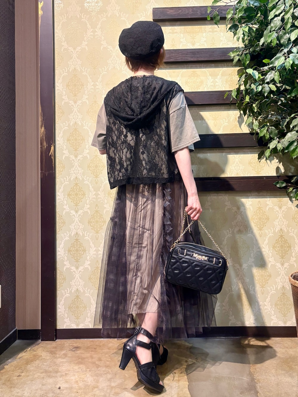 「サンダル、ショルダーバッグ、デートコーデ、ロングスカート、キャップ、きれいめカジュアル、レイヤードスタイル、シアートップス、夏コーデ、axes femme、おでかけコーデ、大人ファッション、カジュアルスタイル、オトナカジュアル、大人可愛い」｜「axes femmeの総レースキャスケット（キャスケット、ブラック系）」を使った、ハナミズキさん（レディース・158cm）の夏コーディネートの3枚目の写真