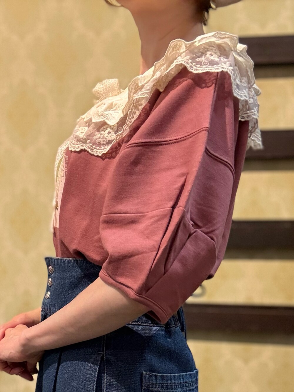 「ショルダーバッグ、ワイドパンツ、サンダル、やっぱり帽子が好き、きれいめカジュアル、休日スタイル、デニム、お出かけコーデ、リボン、デートコーデ、スポーツミックス、キャップ、axes femme、カタログ掲載アイテム_axes femme、大人カジュアルコーデ」｜「axes femmeのロゴ刺繍バックリボンキャップ（キャップ、ベージュ系）」を使った、ハナミズキさん（レディース・158cm）の春コーディネートの5枚目の写真