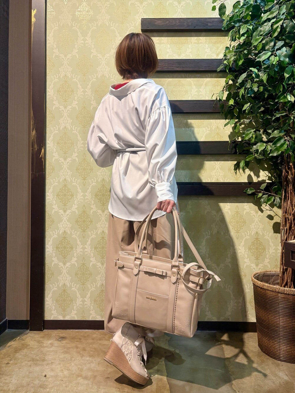 「大人カジュアル、最近のいい感じコーデ、トートバッグ、春夏コーデ、シンプルコーデ、レイヤードスタイル、きれいめカジュアル、axes femme、シンプルスタイル、大人かわいい、シンプル・ベーシック、レース、レイヤード、シャツコーデ」｜「axes femmeのローズバックル細ベルト（ベルト、ホワイト系）」を使った、ハナミズキさん（レディース・158cm）の春コーディネートの3枚目の写真