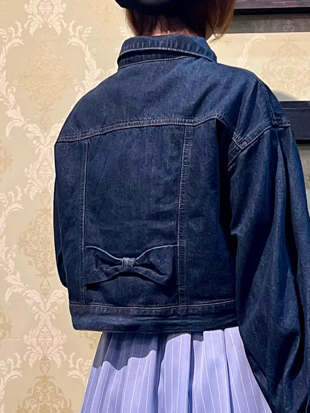 「ジャケット、春コーデ、春めき満開コーデ、axes femme、オトナカジュアル、おでかけコーデ、春服コーデ、お花見コーデ、デニム、デニムジャケット、ワンピース、ワンピース×デニム、レイヤードスタイル」｜「axes femmeのチュールレースアップブーツ（ブーツ、ホワイト系）」を使った、ハナミズキさん（レディース・158cm）の春コーディネートの8枚目の写真