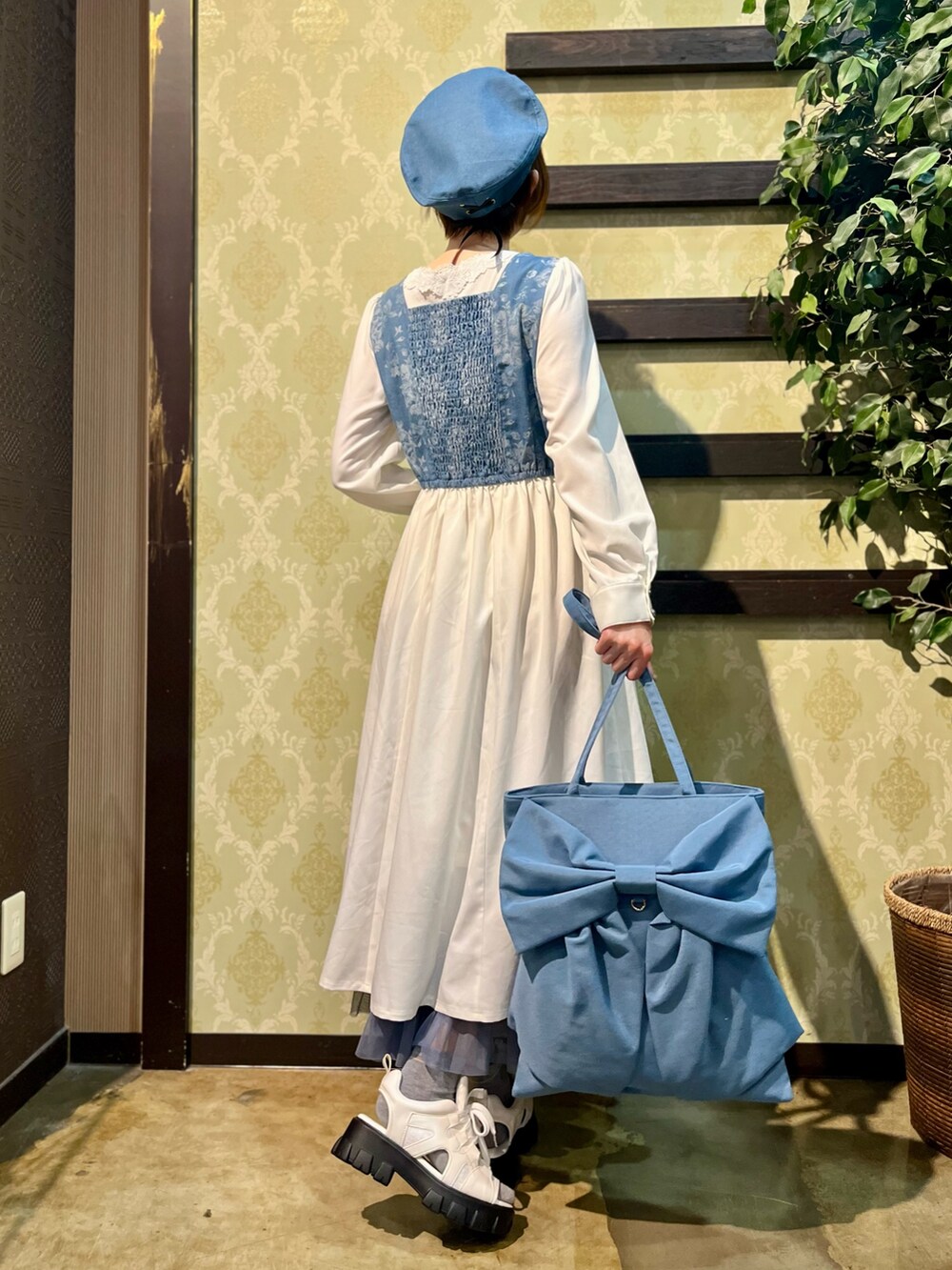 「春めき満開コーデ、春色、大人カジュアル、ワンピース、休日スタイル、デートコーデ、お出かけコーデ、リボン、axes femme、春服コーデ、大人ガーリー、お花見コーデ、ワンピーススタイル、デイリーカジュアル、花柄」|「axes femmeのレースアップデニムベレー(ハンチング/ベレー帽、ブルー系)」を使った、ハナミズキさん(レディース・158cm)の春コーディネートの6枚目の写真