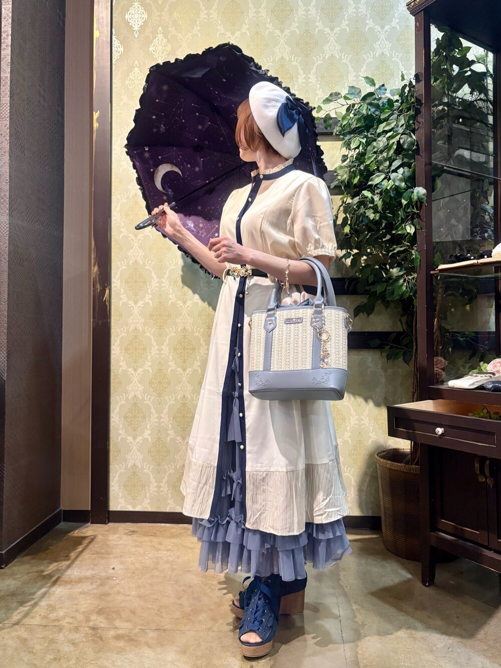 「レイヤードスタイル、サンダル、最近のいい感じコーデ、春夏コーデ、シンプルコーデ、ワンピース、きれいめカジュアル、休日スタイル、お出かけコーデ、ショルダーバッグ、リボン、axes femme、キレイめコーデ、オトナカワイイ、オトナ女子」|「axes femmeの晴雨兼用プリントパゴダ傘(長傘、その他)」を使った、ハナミズキさん(レディース・158cm)の春コーディネートの9枚目の写真