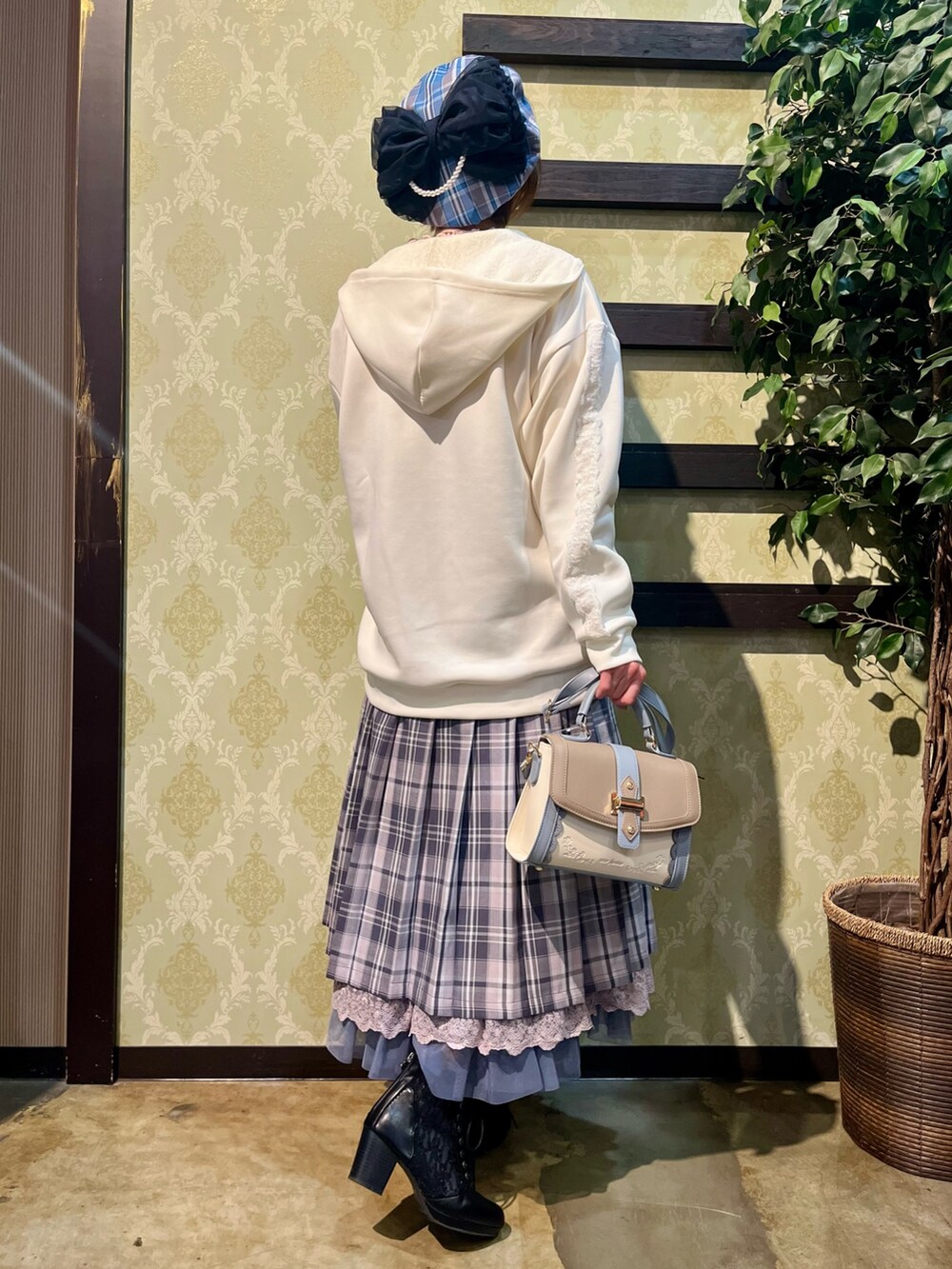 「春めき満開コーデ、春コーデ、axes femme、おでかけコーデ、春服コーデ、オトナカジュアル、大人コーデ、きれいめコーディネート、フェミニンコーデ、ベレー帽、大人かわいい、大人可愛い」|「axes femmeのUVカットロングパーカー(パーカー、ホワイト系)」を使った、ハナミズキさん(レディース・158cm)の春コーディネートの2枚目の写真