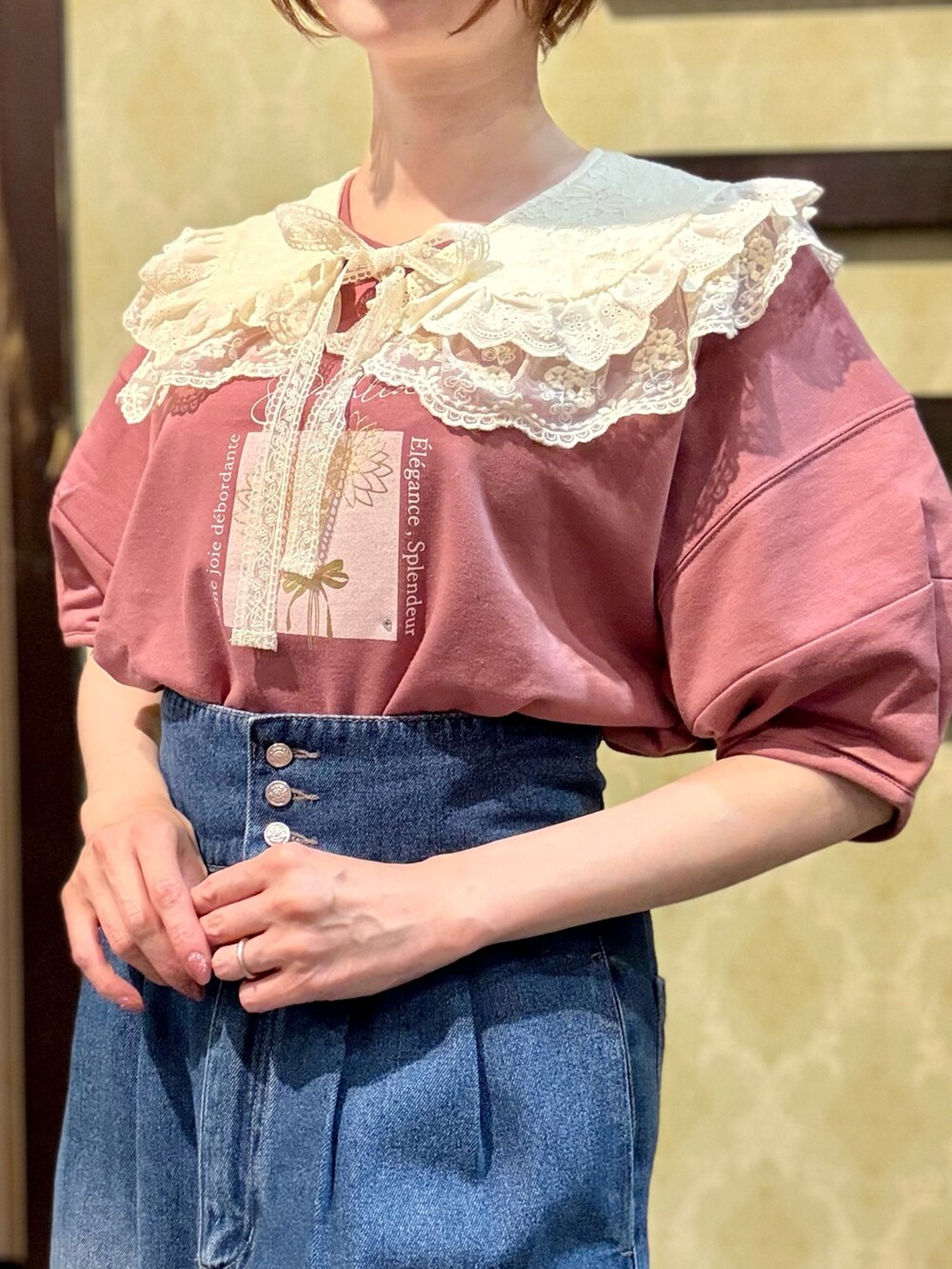 「ショルダーバッグ、ワイドパンツ、サンダル、やっぱり帽子が好き、きれいめカジュアル、休日スタイル、デニム、お出かけコーデ、リボン、デートコーデ、スポーツミックス、キャップ、axes femme、カタログ掲載アイテム_axes femme、大人カジュアルコーデ」｜「axes femmeのロゴ刺繍バックリボンキャップ（キャップ、ベージュ系）」を使った、ハナミズキさん（レディース・158cm）の春コーディネートの4枚目の写真
