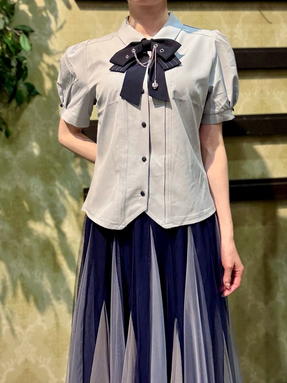 「春夏コーデ、きれいめカジュアル、休日スタイル、お出かけコーデ、ショルダーバッグ、axes femme、夏ファッション、オトナ女子、キレイめカジュアル、オトナカジュアル、大人かわいい、キレイめ、テーラードジャケット、チュールスカート、ブルーコーデ」｜「axes femmeのスカラップ刺繍ダブルジャケット（テーラードジャケット、ベージュ系）」を使った、ハナミズキさん（レディース・158cm）の春コーディネートの7枚目の写真