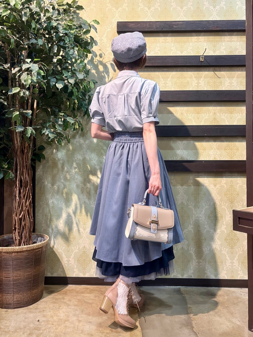 「セットアップ、レイヤードスタイル、最近のいい感じコーデ、春夏コーデ、キャップ、淡色コーデ、シンプルコーデ、きれいめカジュアル、お出かけコーデ、ショルダーバッグ、リボン、axes femme、帽子、キャップ女子、ブルーコーデ」｜「axes femmeのアシメ×フレアミディスカート（スカート、ブルー系）」を使った、ハナミズキさん（レディース・158cm）の春コーディネートの6枚目の写真