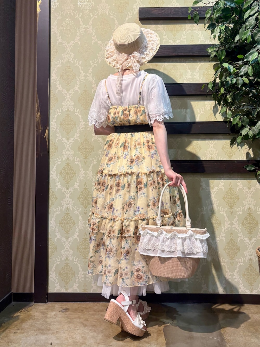 「サンダル、やっぱり帽子が好き、ショルダーバッグ、リボン、デートコーデ、ワンピース、ロングスカート、きれいめカジュアル、レイヤードスタイル、夏コーデ、axes femme、カタログ掲載アイテム_axes femme、大人かわいい、おしゃれさんと繋がりたい、フェミニンコーデ」｜「axes femmeのレースリボンフリルカンカン帽（ハット、ホワイト系）」を使った、ハナミズキさん（レディース・158cm）の夏コーディネートの4枚目の写真