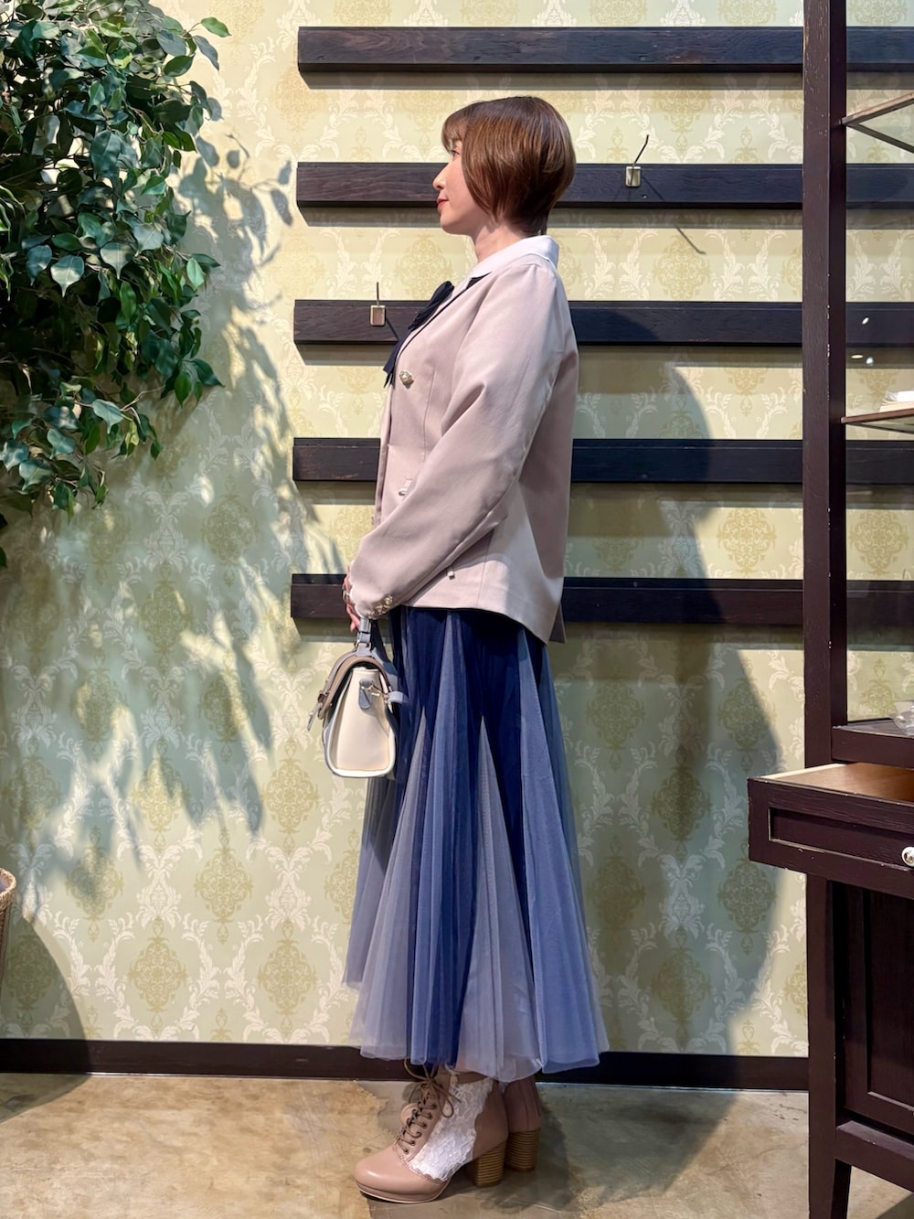 「春夏コーデ、きれいめカジュアル、休日スタイル、お出かけコーデ、ショルダーバッグ、axes femme、夏ファッション、オトナ女子、キレイめカジュアル、オトナカジュアル、大人かわいい、キレイめ、テーラードジャケット、チュールスカート、ブルーコーデ」｜「axes femmeのスカラップ刺繍ダブルジャケット（テーラードジャケット、ベージュ系）」を使った、ハナミズキさん（レディース・158cm）の春コーディネートの2枚目の写真