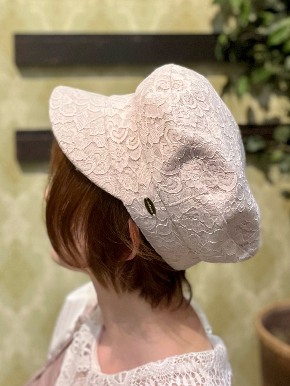 「キャップ、淡色コーデ、春色、休日スタイル、デートコーデ、ボーダー、お出かけコーデ、大人カジュアル、axes femme、大人カジュアルコーデ、春服、おでかけコーデ、セットアップコーデ、ビスチェ、セットアップ」|「axes femmeの総レースキャスケット(キャスケット、ホワイト系)」を使った、ハナミズキさん(レディース・158cm)の春コーディネートの9枚目の写真