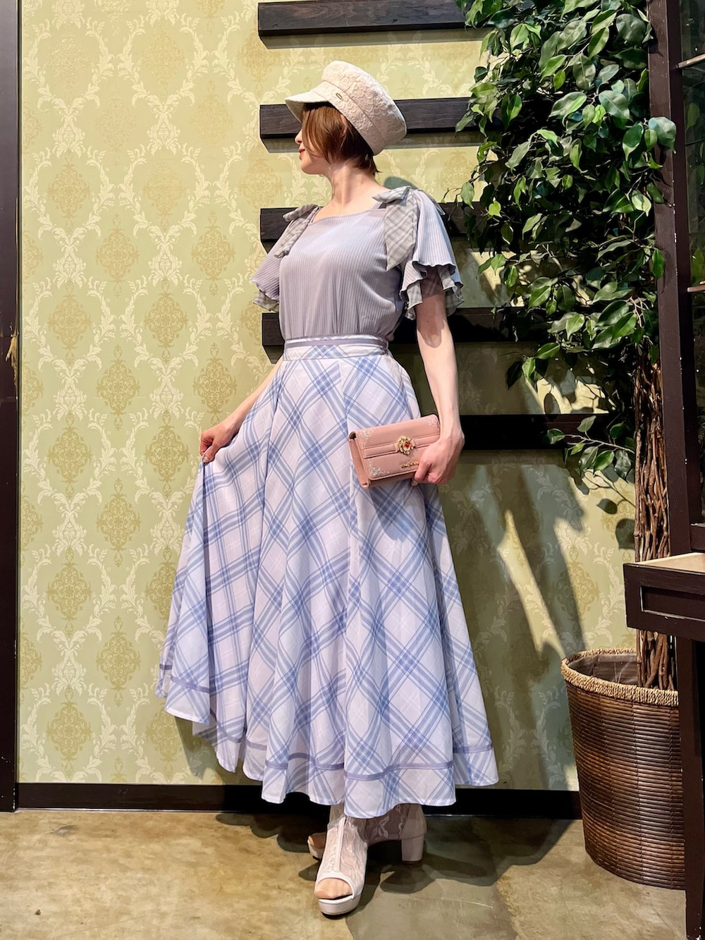 「チェック、リボン、大人カジュアル、デートコーデ、お出かけコーデ、春夏コーデ、キャップ、axes femme、スカートコーデ、大人可愛い、淡色女子、カジュアルスタイル、淡色コーデ、春コーデ」｜「axes femmeの総レースキャスケット（キャスケット、ホワイト系）」を使った、ハナミズキさん（レディース・158cm）の春コーディネートの4枚目の写真