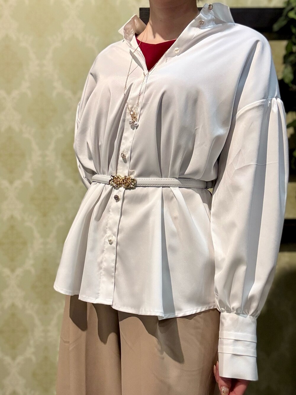 「大人カジュアル、最近のいい感じコーデ、トートバッグ、春夏コーデ、シンプルコーデ、レイヤードスタイル、きれいめカジュアル、axes femme、シンプルスタイル、大人かわいい、シンプル・ベーシック、レース、レイヤード、シャツコーデ」｜「axes femmeのローズバックル細ベルト（ベルト、ホワイト系）」を使った、ハナミズキさん（レディース・158cm）の春コーディネートの4枚目の写真