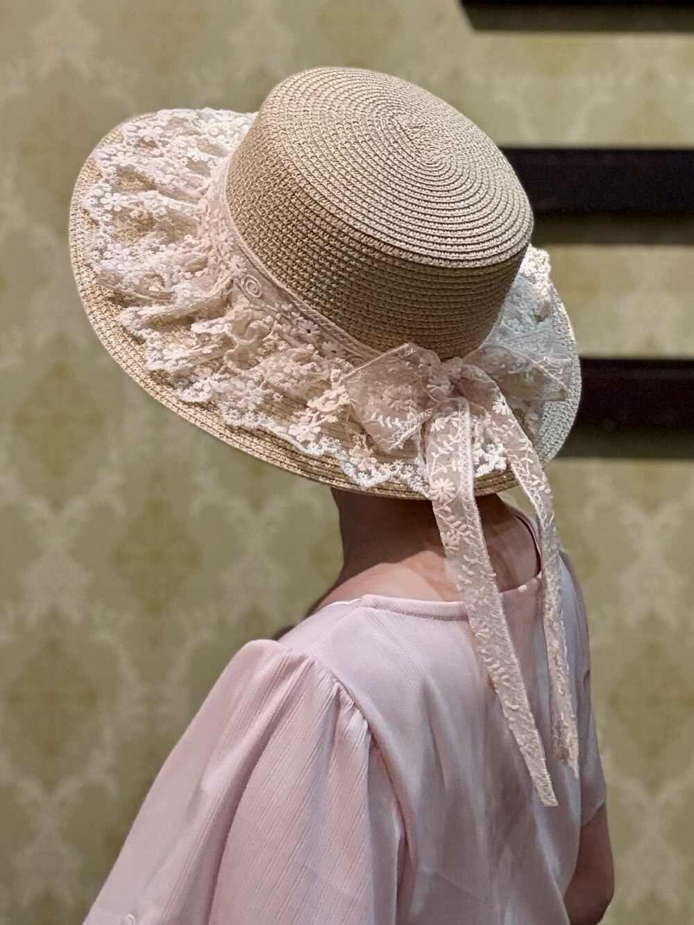 「最近のいい感じコーデ、大人カジュアル、春夏コーデ、淡色コーデ、シンプルコーデ、きれいめカジュアル、休日スタイル、お出かけコーデ、axes femme、大人カジュアルコーデ、おでかけコーデ、スカートコーデ、GWお出かけコーデ、大人可愛い、モードカジュアル」｜「axes femmeのリボン×スカラップ刺繍プルオーバー（Tシャツ/カットソー、ピンク系）」を使った、ハナミズキさん（レディース・158cm）の春コーディネートの7枚目の写真
