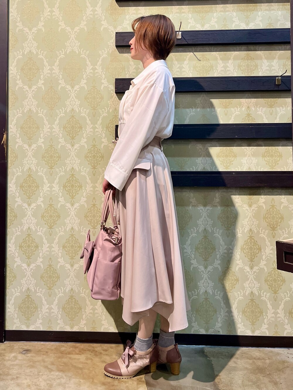 「春色、大人カジュアル、淡色コーデ、デートコーデ、休日スタイル、お出かけコーデ、axes femme、おでかけコーデ、春カラー、きれいめコーデ、大人かわいい、おしゃれさんと繋がりたい、オトナカジュアル、スカートスタイル」|「axes femmeの連ボタン花レースインナー(Tシャツ/カットソー、ピンク系)」を使った、ハナミズキさん(レディース・158cm)の春コーディネートの2枚目の写真