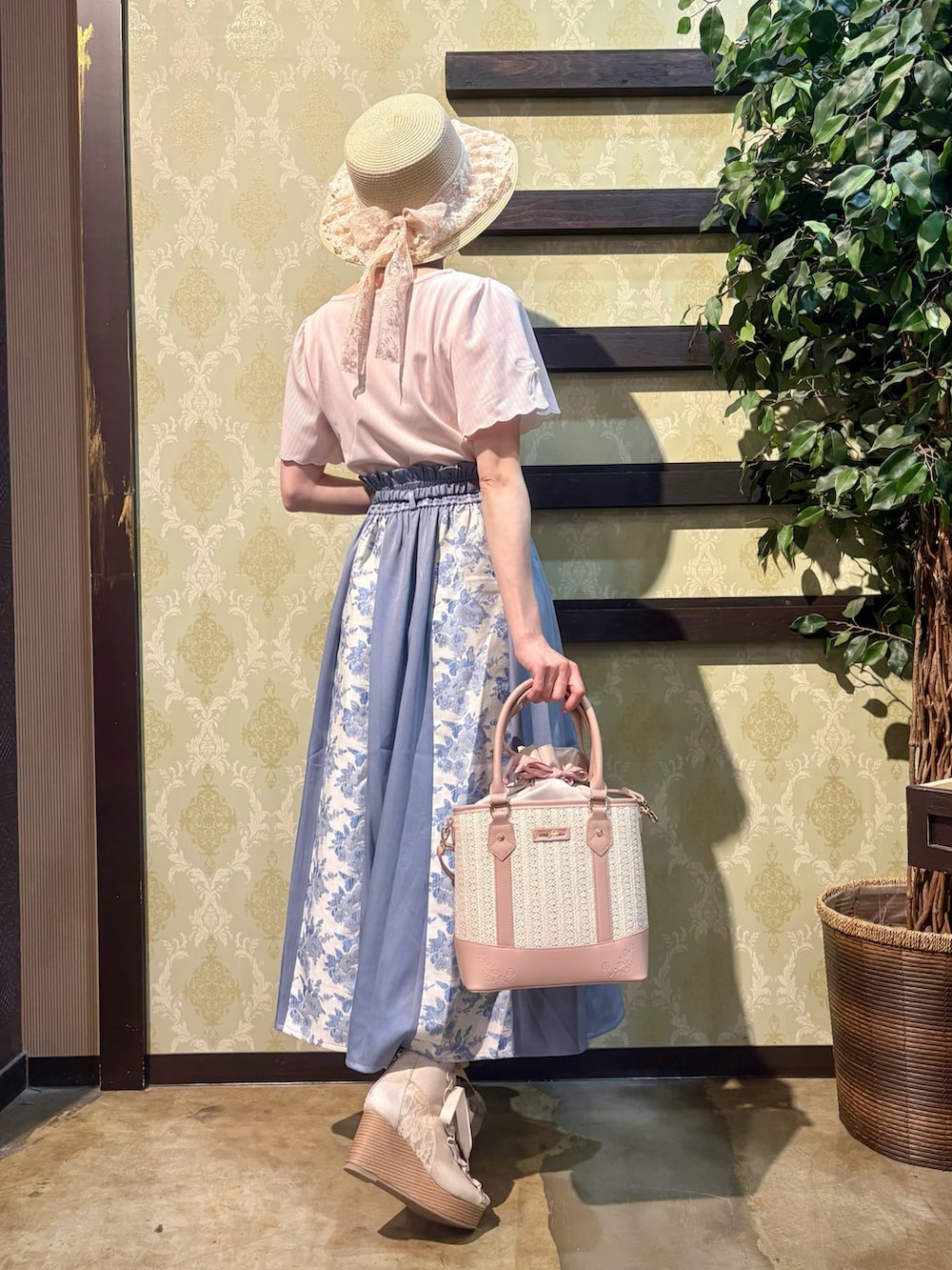 「最近のいい感じコーデ、大人カジュアル、春夏コーデ、淡色コーデ、シンプルコーデ、きれいめカジュアル、休日スタイル、お出かけコーデ、axes femme、大人カジュアルコーデ、おでかけコーデ、スカートコーデ、GWお出かけコーデ、大人可愛い、モードカジュアル」｜「axes femmeのリボン×スカラップ刺繍プルオーバー（Tシャツ/カットソー、ピンク系）」を使った、ハナミズキさん（レディース・158cm）の春コーディネートの3枚目の写真