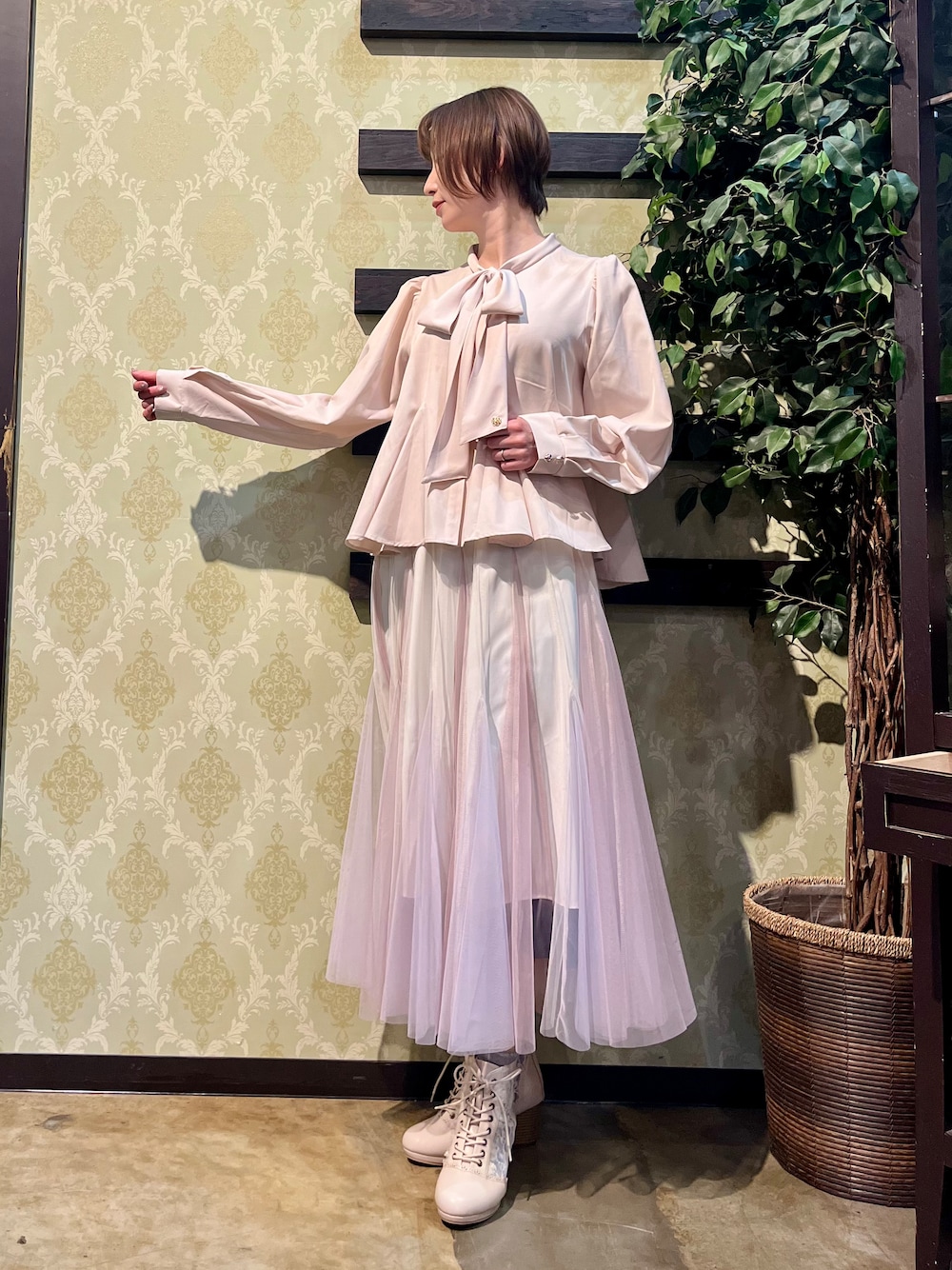 「axes femme、ジレ、春コーデ、チュールスカート、ピンクコーデ、フェミニン、大人かわいい、ブラウス、きれいめコーディネート、きれいめカジュアル、キレイめカジュアル」|「axes femmeのチュールレースアップブーツ(ブーツ、ホワイト系)」を使った、ハナミズキさん(レディース・158cm)の春コーディネートの5枚目の写真