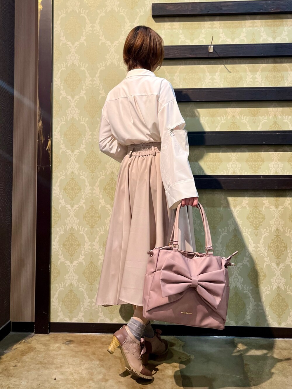 「春色、大人カジュアル、淡色コーデ、デートコーデ、休日スタイル、お出かけコーデ、axes femme、おでかけコーデ、春カラー、きれいめコーデ、大人かわいい、おしゃれさんと繋がりたい、オトナカジュアル、スカートスタイル」|「axes femmeの連ボタン花レースインナー(Tシャツ/カットソー、ピンク系)」を使った、ハナミズキさん(レディース・158cm)の春コーディネートの3枚目の写真