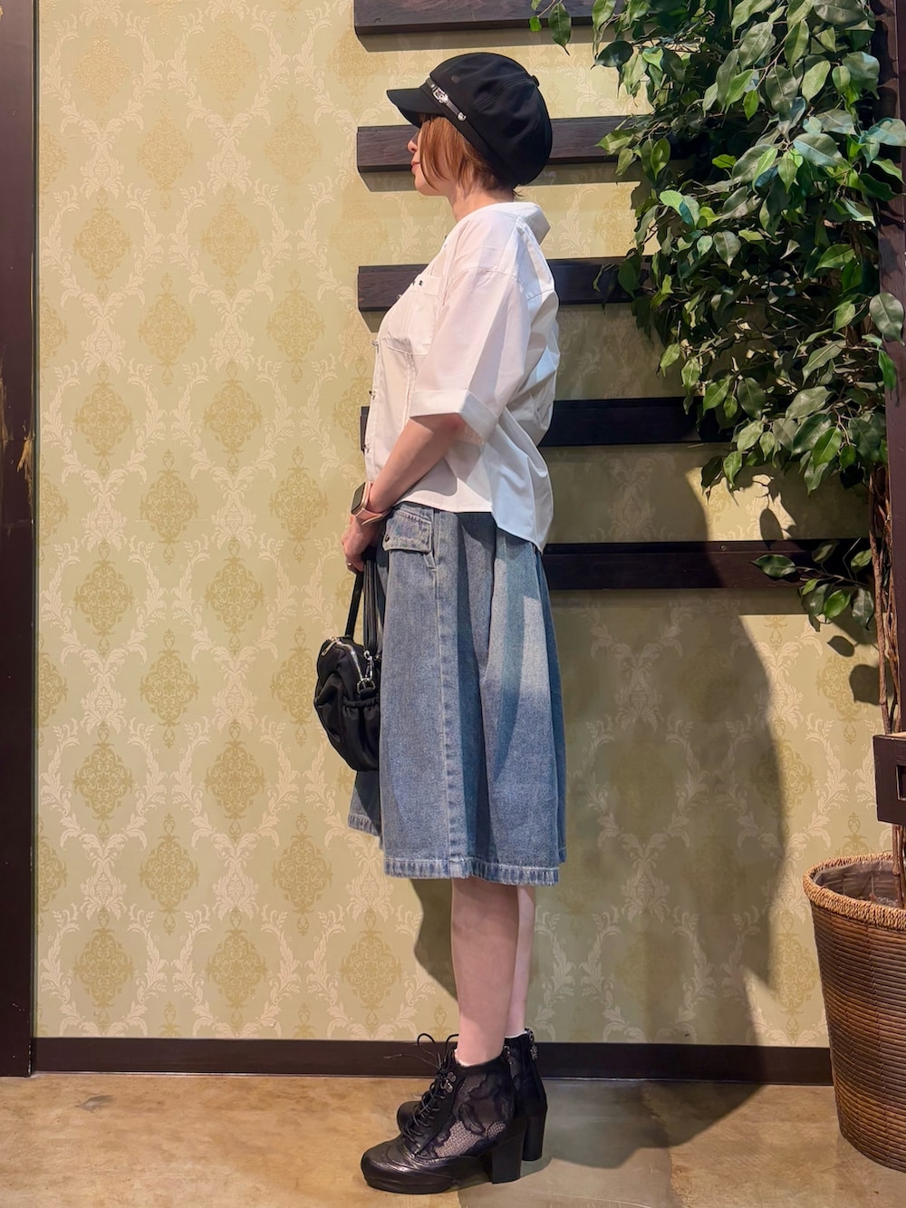 「デニム、デニムハーフパンツ、夏ルックで気分アップ、キャップ、夏コーデ、ショルダーバッグ、お出かけコーデ、axes femme、夏ファッション、オトナカジュアル、パンツスタイル、デニムコーデ」｜「axes femmeのベルトラインキャスケット（キャスケット、ブラック系）」を使った、ハナミズキさん（レディース・158cm）の夏コーディネートの2枚目の写真