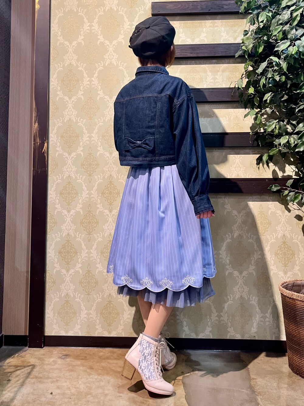 「ジャケット、春コーデ、春めき満開コーデ、axes femme、オトナカジュアル、おでかけコーデ、春服コーデ、お花見コーデ、デニム、デニムジャケット、ワンピース、ワンピース×デニム、レイヤードスタイル」｜「axes femmeのチュールレースアップブーツ（ブーツ、ホワイト系）」を使った、ハナミズキさん（レディース・158cm）の春コーディネートの6枚目の写真