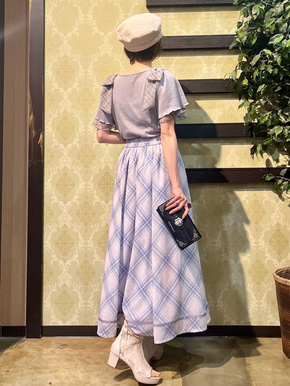 「チェック、リボン、大人カジュアル、デートコーデ、お出かけコーデ、春夏コーデ、キャップ、axes femme、スカートコーデ、大人可愛い、淡色女子、カジュアルスタイル、淡色コーデ、春コーデ」｜「axes femmeの総レースキャスケット（キャスケット、ホワイト系）」を使った、ハナミズキさん（レディース・158cm）の春コーディネートの3枚目の写真