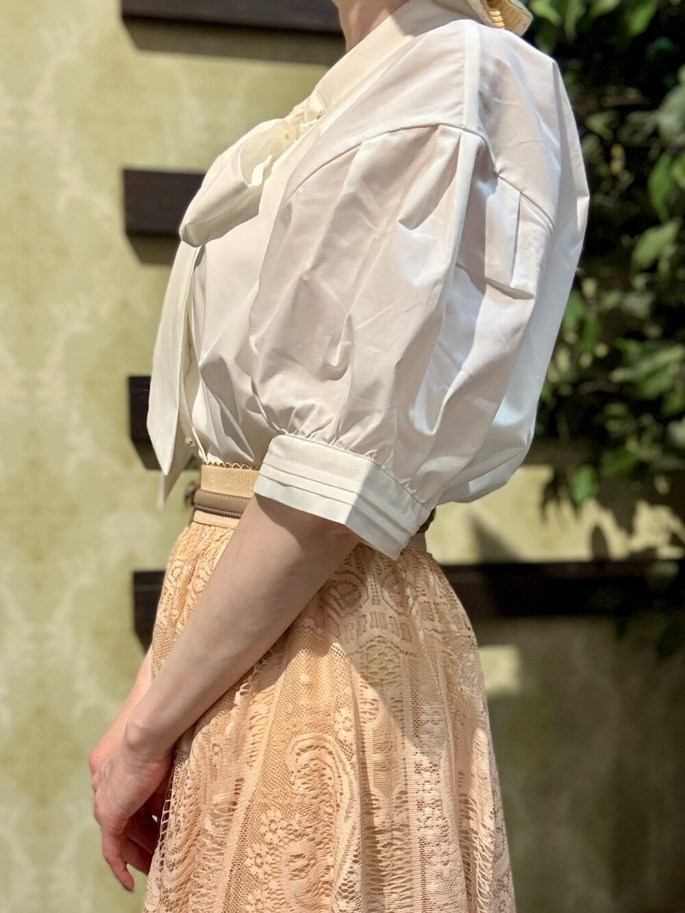 「ショルダーバッグ、リボン、大人カジュアル、休日スタイル、デートコーデ、お出かけコーデ、春夏コーデ、シンプルコーデ、axes femme、カジュアルスタイル、おでかけコーデ、大人女子、スカートスタイル、キレイめコーデ、シャツスタイル」|「axes femmeのグラデレースサーキュラースカート(スカート、イエロー系)」を使った、ハナミズキさん(レディース・158cm)の春コーディネートの4枚目の写真