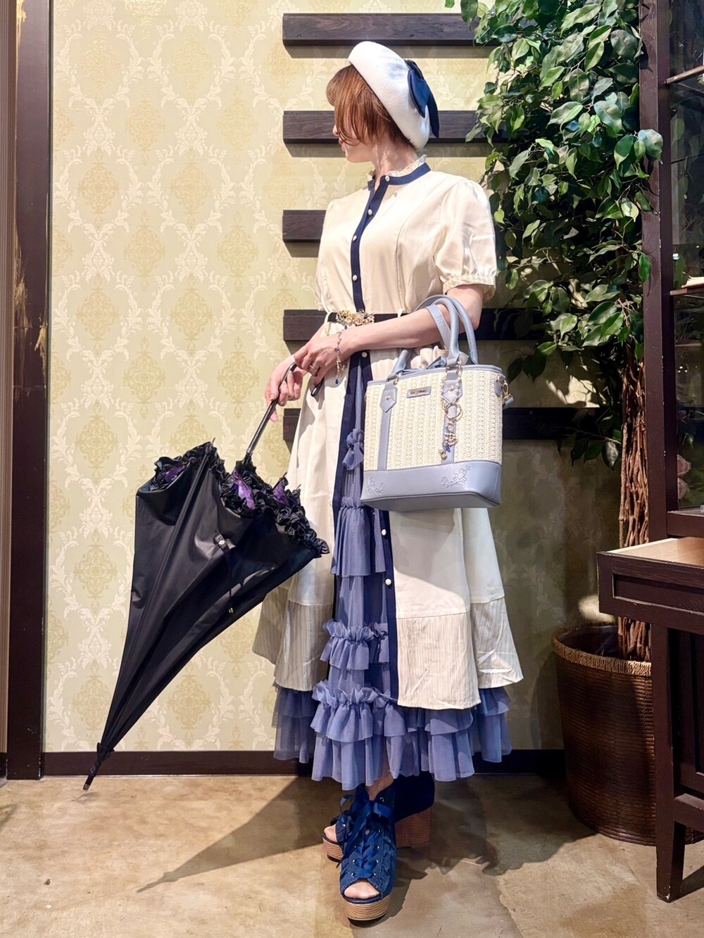 「レイヤードスタイル、サンダル、最近のいい感じコーデ、春夏コーデ、シンプルコーデ、ワンピース、きれいめカジュアル、休日スタイル、お出かけコーデ、ショルダーバッグ、リボン、axes femme、キレイめコーデ、オトナカワイイ、オトナ女子」|「axes femmeの晴雨兼用プリントパゴダ傘(長傘、その他)」を使った、ハナミズキさん(レディース・158cm)の春コーディネートの2枚目の写真