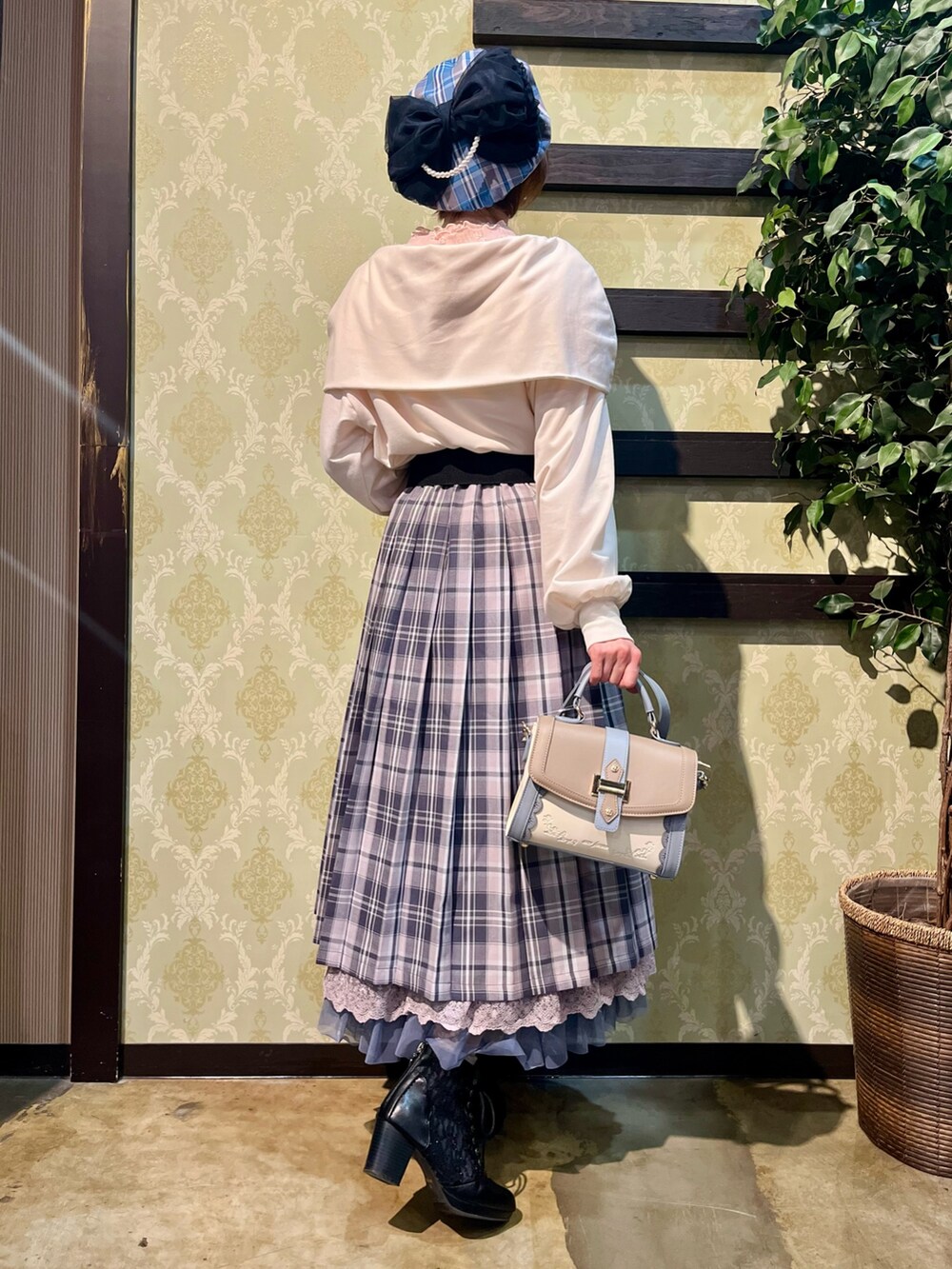「春めき満開コーデ、春コーデ、axes femme、おでかけコーデ、春服コーデ、オトナカジュアル、大人コーデ、きれいめコーディネート、フェミニンコーデ、ベレー帽、大人かわいい、大人可愛い」|「axes femmeのUVカットロングパーカー(パーカー、ホワイト系)」を使った、ハナミズキさん(レディース・158cm)の春コーディネートの5枚目の写真