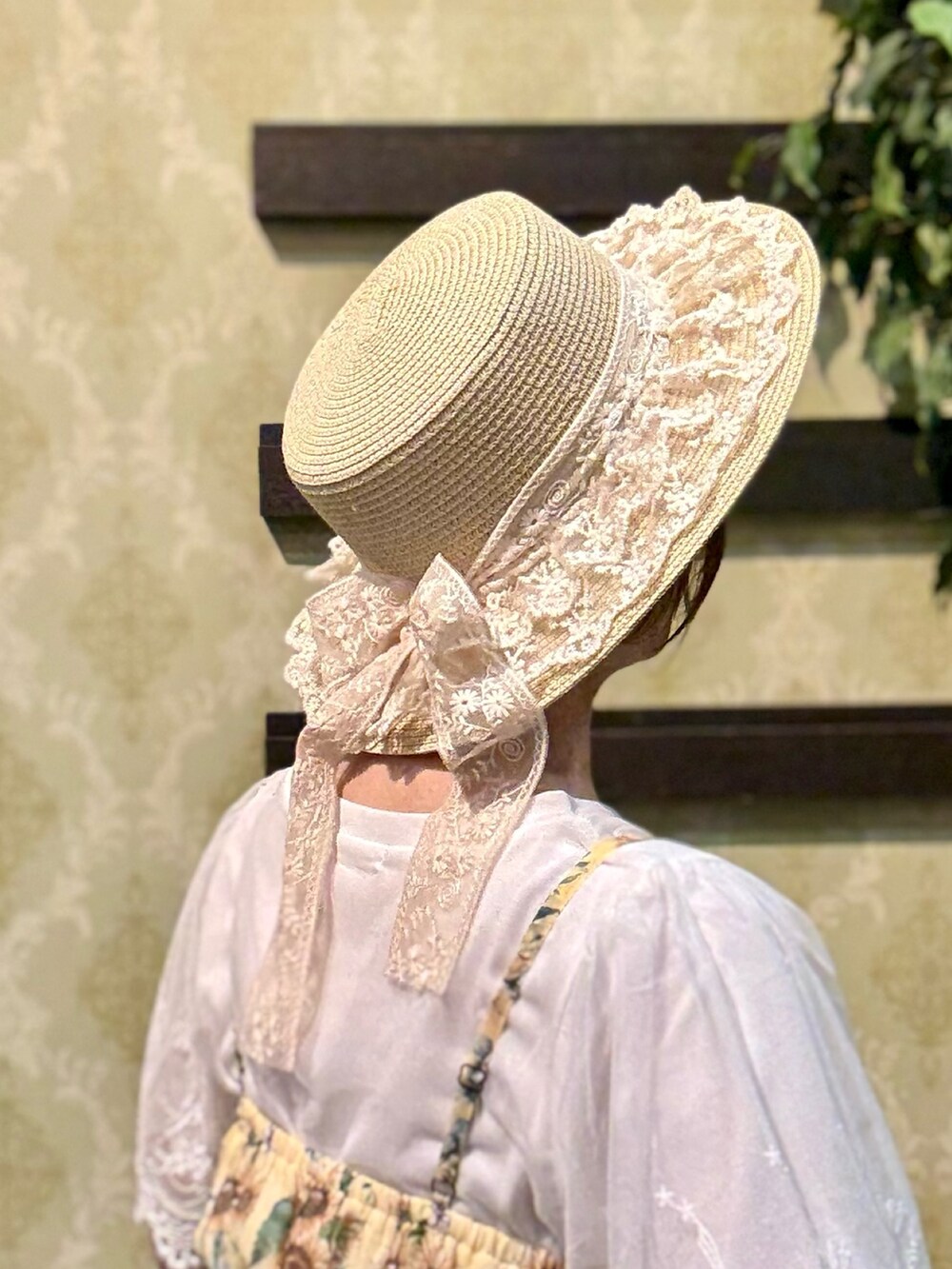 「サンダル、やっぱり帽子が好き、ショルダーバッグ、リボン、デートコーデ、ワンピース、ロングスカート、きれいめカジュアル、レイヤードスタイル、夏コーデ、axes femme、カタログ掲載アイテム_axes femme、大人かわいい、おしゃれさんと繋がりたい、フェミニンコーデ」｜「axes femmeのレースリボンフリルカンカン帽（ハット、ホワイト系）」を使った、ハナミズキさん（レディース・158cm）の夏コーディネートの10枚目の写真