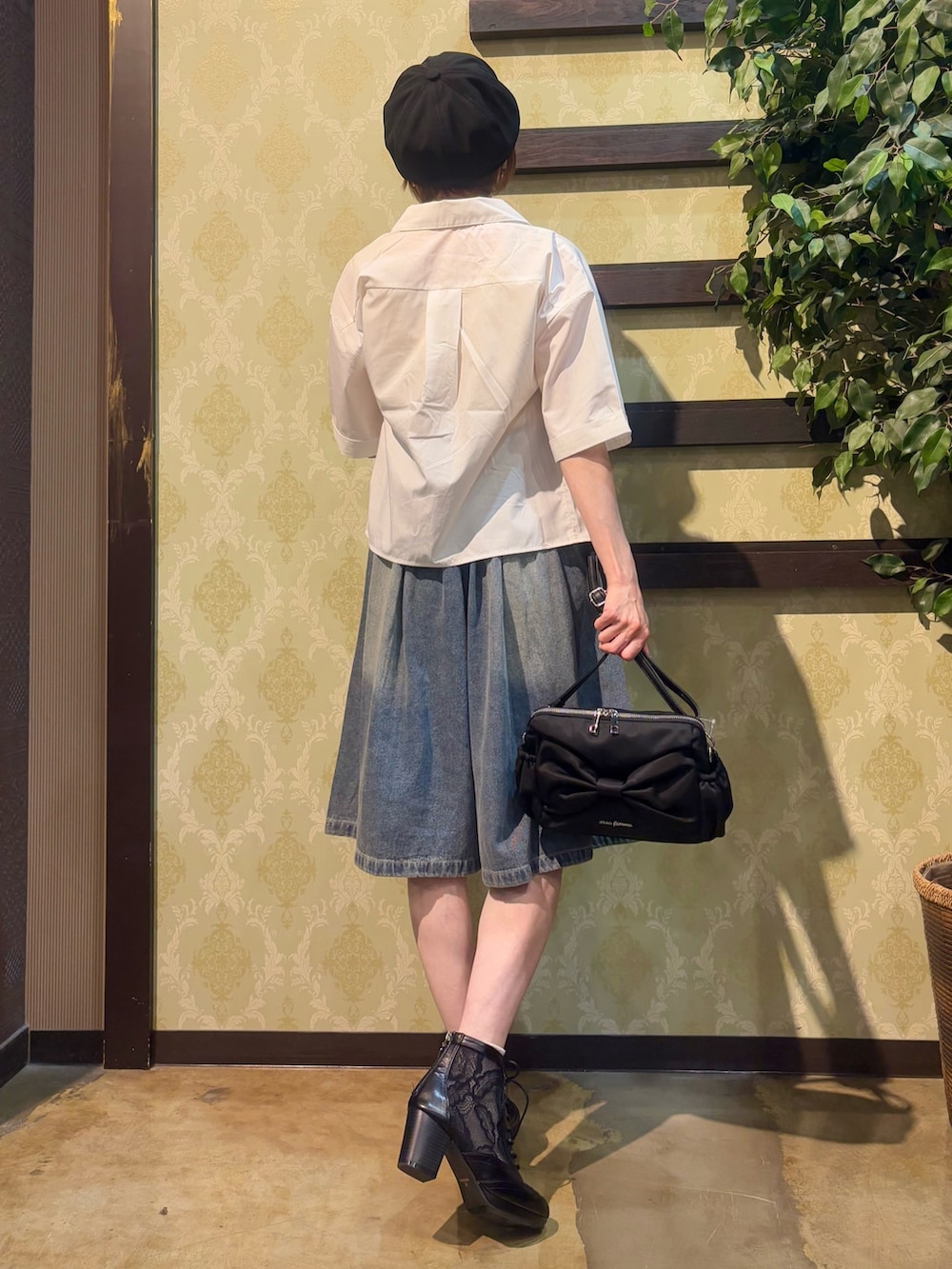 「デニム、デニムハーフパンツ、夏ルックで気分アップ、キャップ、夏コーデ、ショルダーバッグ、お出かけコーデ、axes femme、夏ファッション、オトナカジュアル、パンツスタイル、デニムコーデ」｜「axes femmeのベルトラインキャスケット（キャスケット、ブラック系）」を使った、ハナミズキさん（レディース・158cm）の夏コーディネートの3枚目の写真