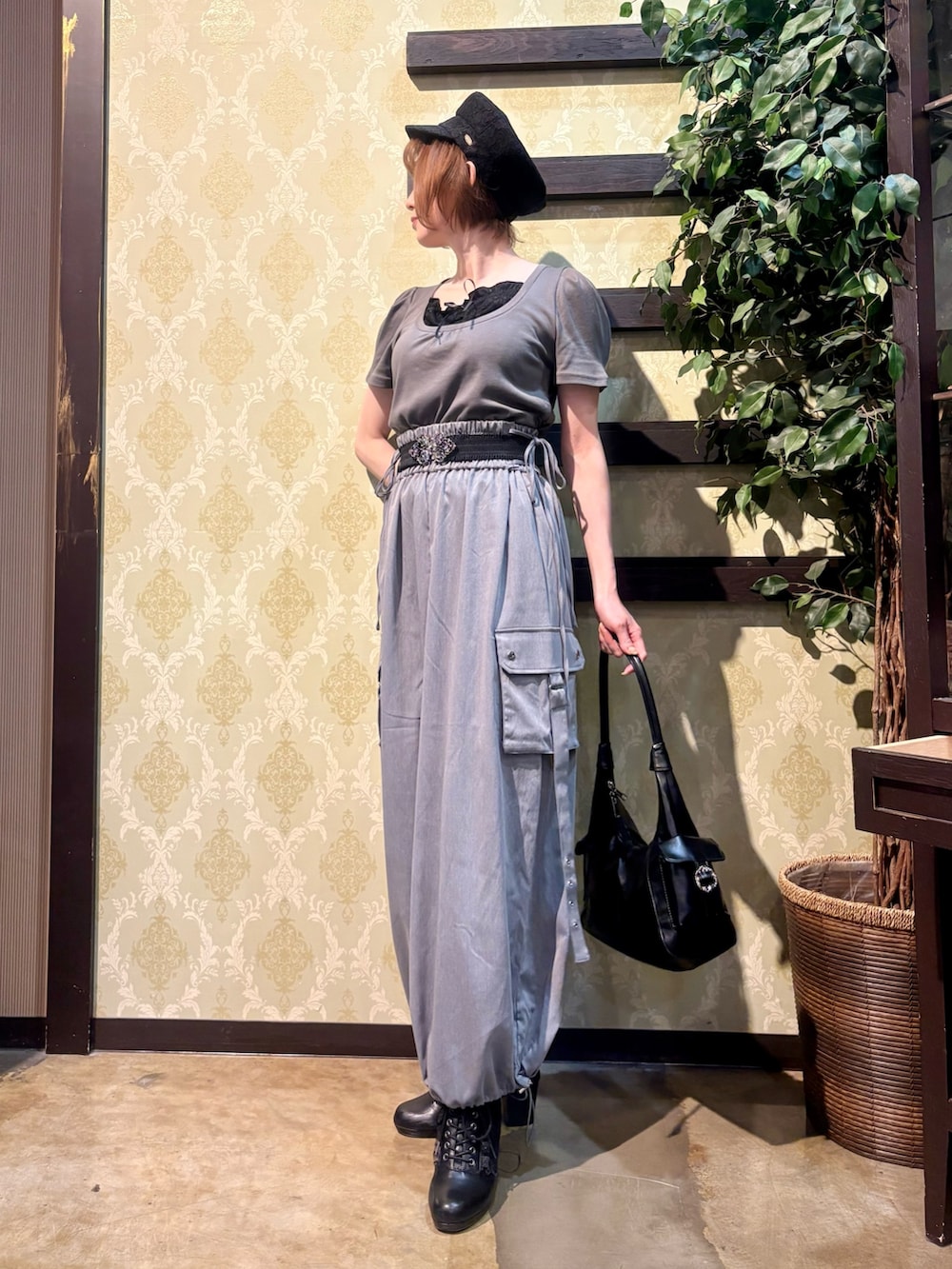 「ショルダーバッグ、大人カジュアル、最近のいい感じコーデ、モノトーン、春夏コーデ、キャップ、シンプルコーデ、レイヤードスタイル、韓国ファッション、きれいめカジュアル、休日スタイル、axes femme、パンツスタイル、おでかけコーデ、オトナ女子」｜「axes femmeの総レースキャスケット（キャスケット、ブラック系）」を使った、ハナミズキさん（レディース・158cm）の春コーディネートの5枚目の写真