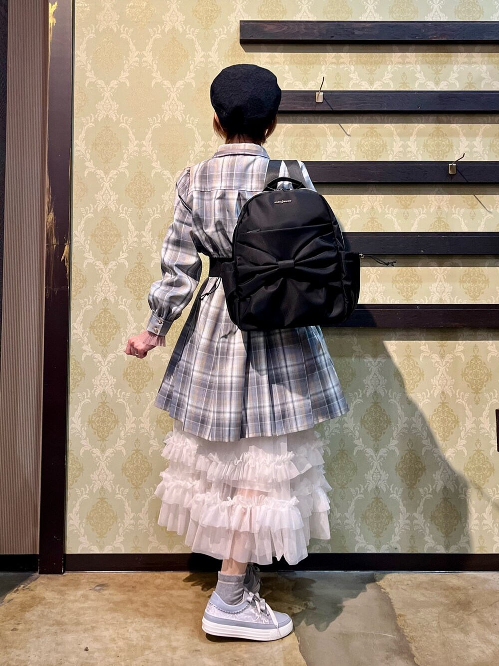 「ジャケット、スポーツミックス、春コーデ、春めき満開コーデ、axes femme、休日スタイル、お出かけコーデ、オトナ女子、大人女子、レイヤードコーデ、キャップ、ワンピース、スニーカー、リュック、ジップパーカー」|「axes femmeのオーナメント装飾ゴムベルト(ベルト、ゴールド系)」を使った、ハナミズキさん(レディース・158cm)の春コーディネートの5枚目の写真