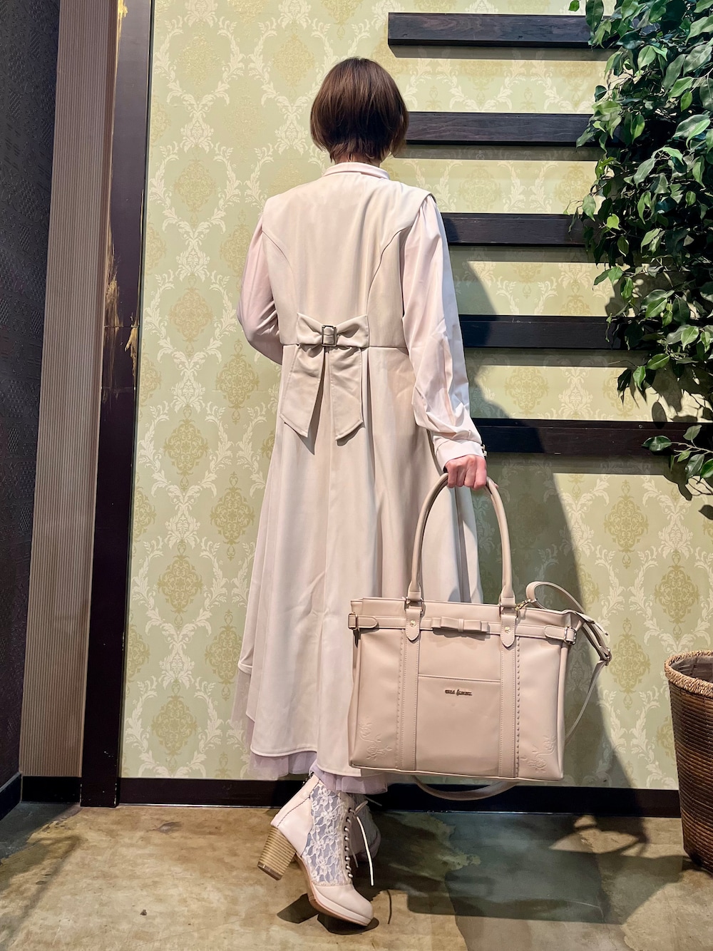 「axes femme、ジレ、春コーデ、チュールスカート、ピンクコーデ、フェミニン、大人かわいい、ブラウス、きれいめコーディネート、きれいめカジュアル、キレイめカジュアル」|「axes femmeのチュールレースアップブーツ(ブーツ、ホワイト系)」を使った、ハナミズキさん(レディース・158cm)の春コーディネートの4枚目の写真