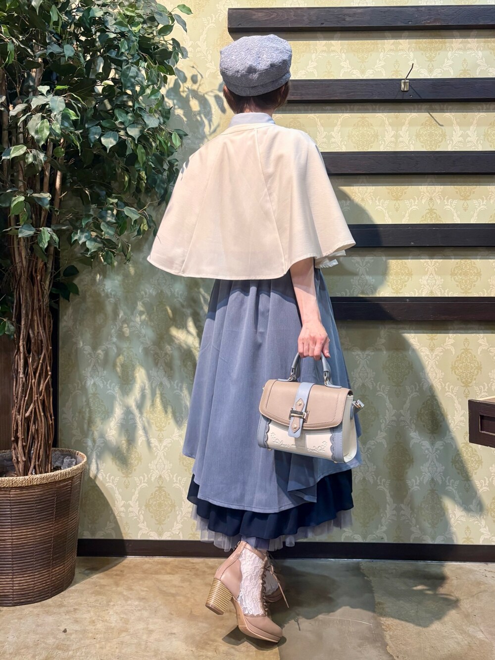 「セットアップ、レイヤードスタイル、最近のいい感じコーデ、春夏コーデ、キャップ、淡色コーデ、シンプルコーデ、きれいめカジュアル、お出かけコーデ、ショルダーバッグ、リボン、axes femme、帽子、キャップ女子、ブルーコーデ」｜「axes femmeのアシメ×フレアミディスカート（スカート、ブルー系）」を使った、ハナミズキさん（レディース・158cm）の春コーディネートの3枚目の写真